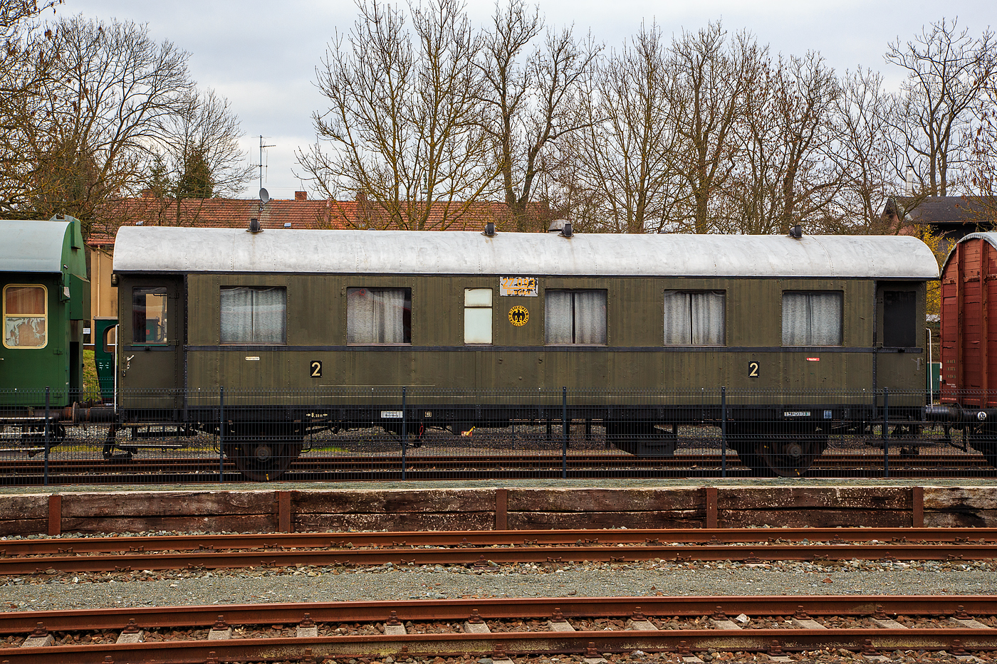 Der zweiachsigen 2. Klasse (Nichtraucher/Raucher) DRG Einheits-Durchgangswagen (Austauschbauart) „Donnerbüchse“  27 0931 Bresslau der Gattung Bi-29 (ex 36 507 Breslau, später bei der DB 27 093 Reg Aie) am 26.03.2016 im DDM - Deutschen Dampflokomotiv-Museum in Neuenmarkt-Wirsberg.

Der Wagen wurde 1929 von LHB - Linke-Hofmann-Busch in Breslau gebaut. Zuletzt ab 1964 war er bei der DB als Mü 7790 gekuppelt mit einem weiteren als Aufenthaltswagen BA 456.1 für den Gleisbauzug Mü 2003 im Einsatz.

TECHNISCHE DATEN (als Bi-29):
Baujahr: 1929
Spurweite: 1.435 mm
Anzahl der Achsen: 2
Länge über Puffer: 14.040 mm
Wagenkasten Breite: 3.096 mm
Höhe bis Dachscheitel: 4.007 mm
Achsabstand: 8.500 mm 
Raddurchmesser: 1.000 mm (neu)
Fensterbreite: 1.000 mm  (Abort 450 mm)
Höchstgeschwindigkeit: 90
Eigengewicht: 18.300 kg
Sitzplätze: 38 (2. Klasse)
