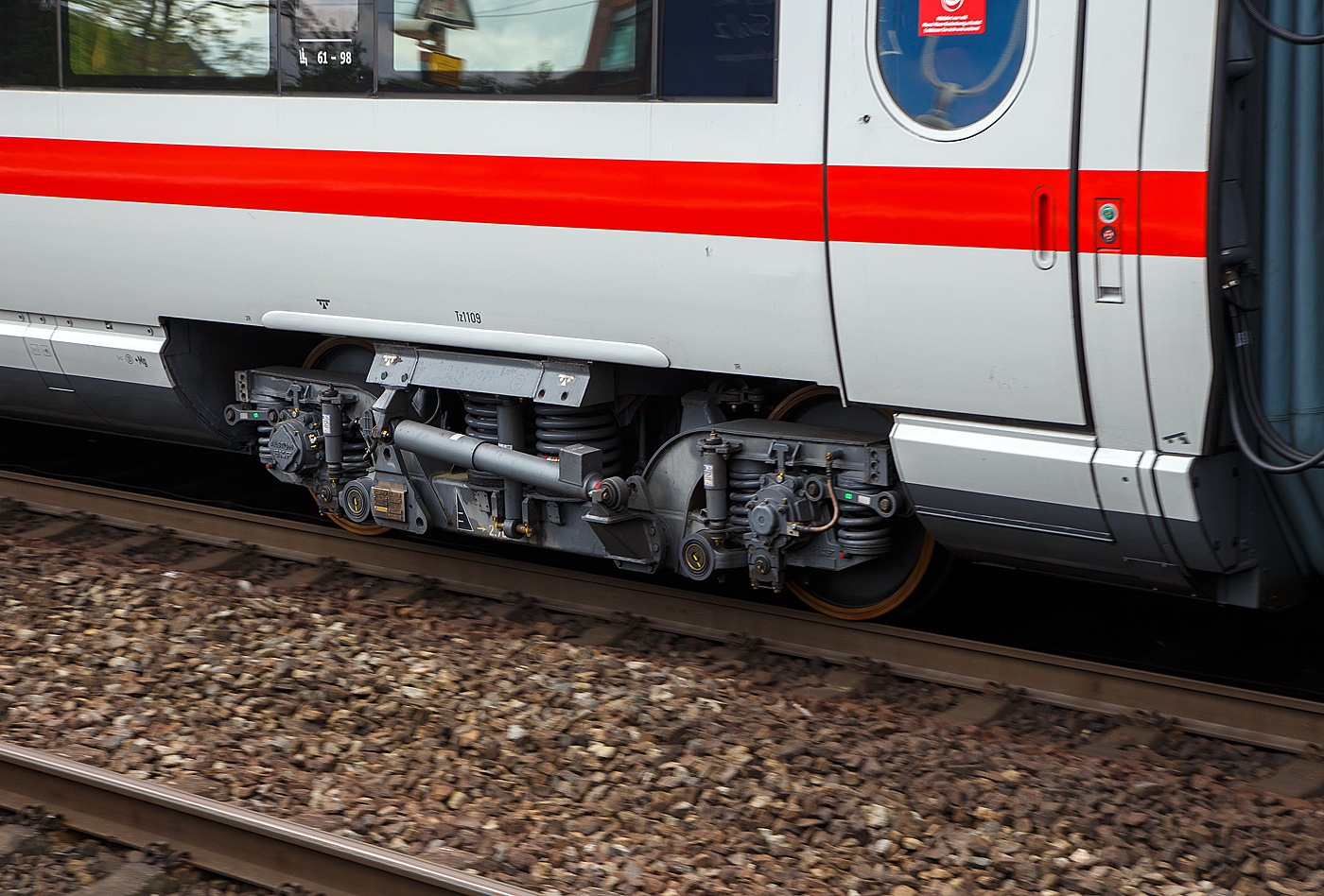 Detailbild Drehgestell des Stromrichterwagen der zweiten Klasse, 93 80 5 411 609-1 D-DB, der Gattung Bpmbz, des 7-teilige ICE T - Tz 1109 „G�strow“ der DB Fernverkehr AG am 14 Mai 2022 im Bahnhof L�neburg.