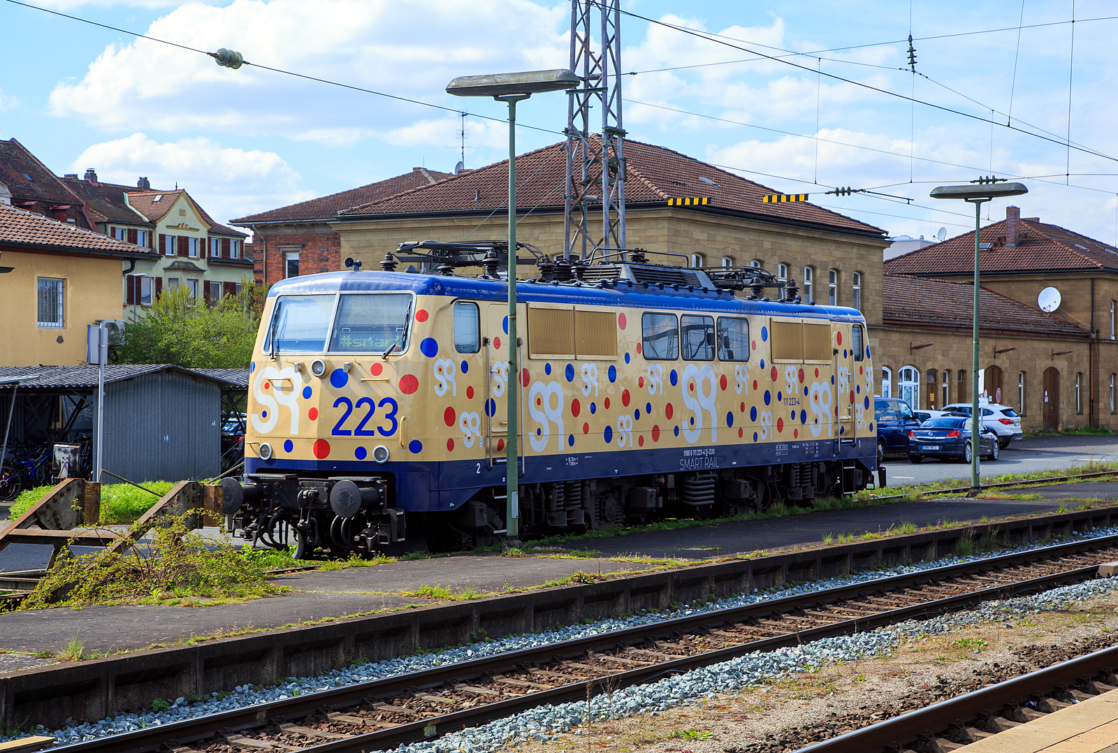 Die 111 223-4  (91 80 6 111 223-4 D-ZUG) der smart rail GmbH (München) ist am 21.04.2023 beim Bahnhof Bamberg abgestellt.

Die Lok wurde 1984 von Henschel in Kassel unter der Fabriknummer 32753 gebaut und an die Deutsche Bundesbahn geliefert. Bis 2021 war sie im Bestand der DB Regio AG.
