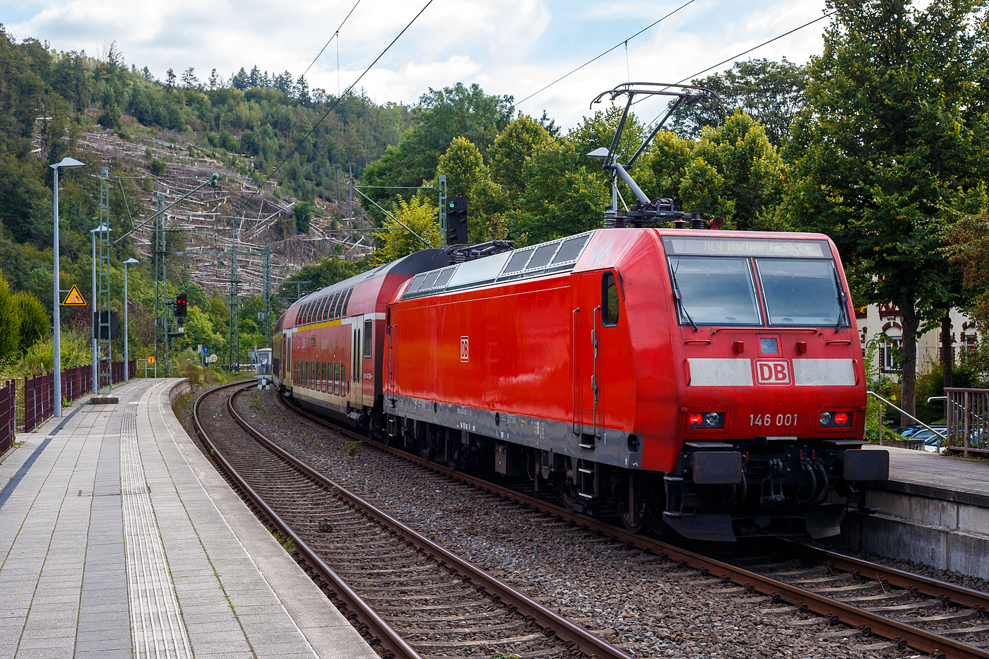 Die 146 001-3 (91 80 6146 001-3 D-DB) der DB Regio NRW schiebt am 15 September 2024, den RE 9 - Rhein Sieg Express (RSX) Siegen - K�ln – Aachen, vom Bahnhof Kirchen (Sieg) weiter in Richtung K�ln, n�chster Halt ist Betzdorf (Sieg).

Die TRAXX P160 AC1 (Br 146.0) wurde 2000 von ABB Daimler-Benz Transportation GmbH (Adtranz) in Kassel unter der Fabriknummer 33808 gebaut.  