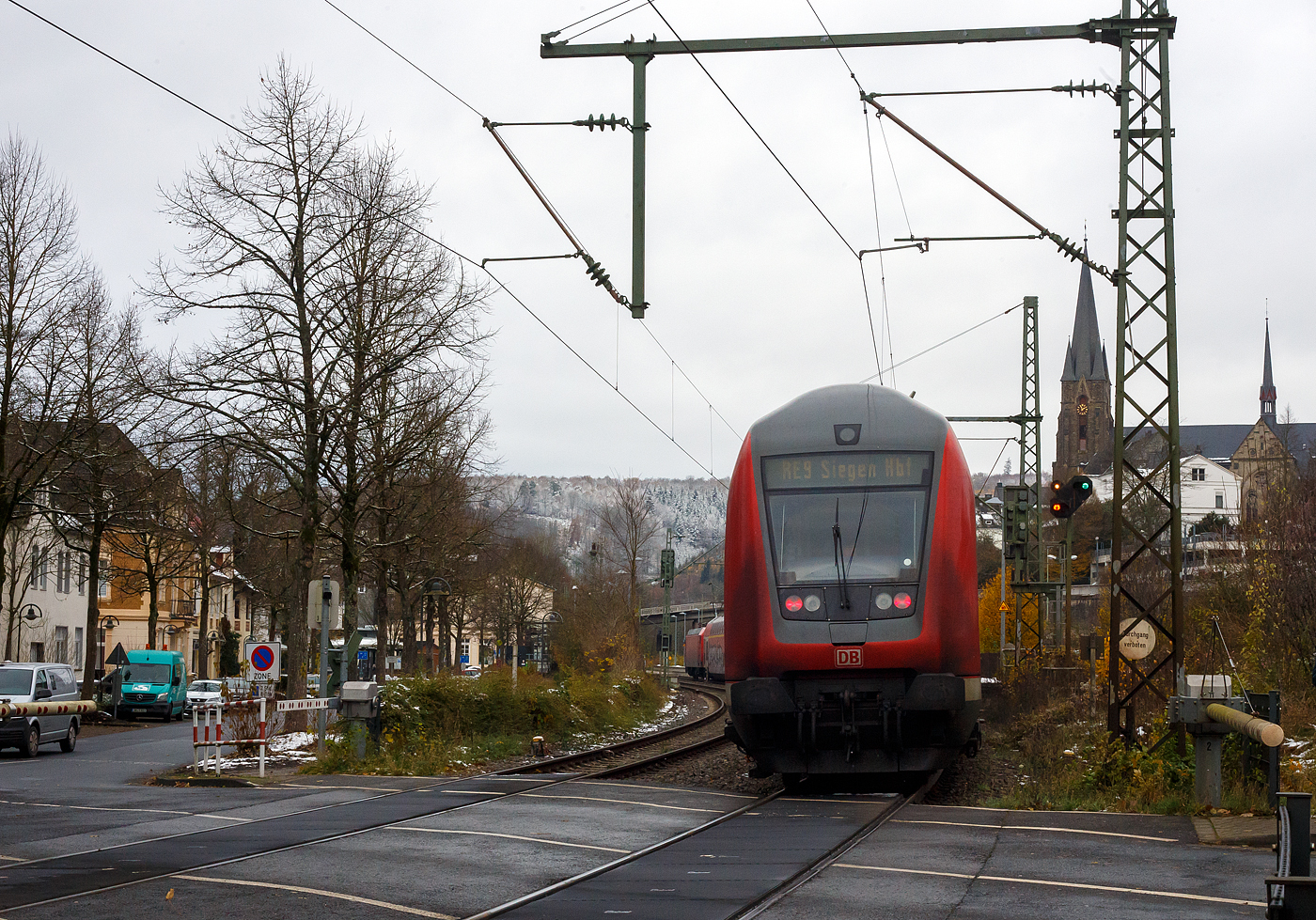 Die 146 004-7 (91 80 6146 004-7 D-DB) der DB Regio NRW erreicht am 22 November 2024, mit dem RE 9 (rsx - Rhein-Sieg-Express) Aachen - K�ln - Siegen, den Bahnhof Kirchen/Sieg. Ich stehe beim Bahn�bergang B� km 120, 915 an der Siegstrecke, direkt vor dem Bahnhof.

Die TRAXX P160 AC1 wurde 2001 von Adtranz in Kassel unter der Fabriknummer 33811 gebaut.