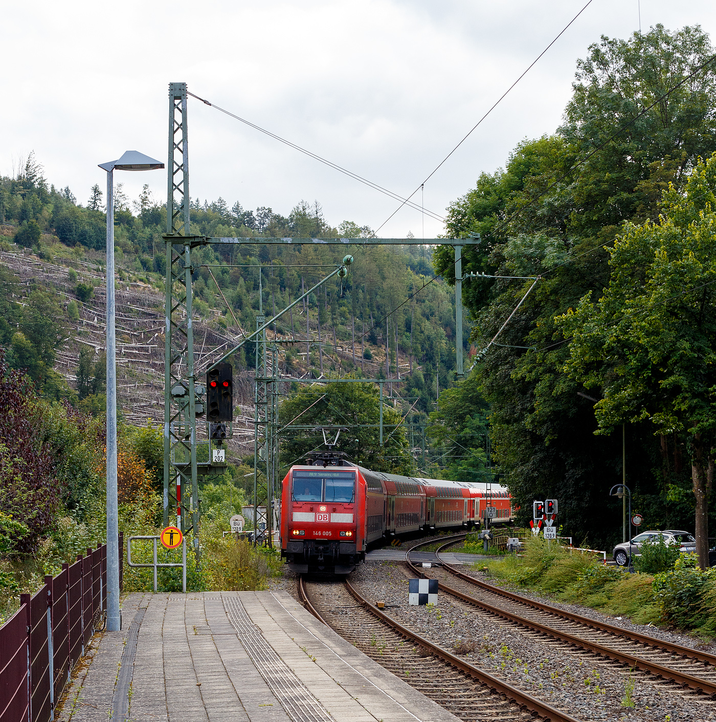 Die 146 005-4 (91 80 6146 005-4 D-DB) der DB Regio NRW erreicht am 120 August 2024, mit dem RE 9 (rsx - Rhein-Sieg-Express) Aachen - Köln – Siegen, den Bahnhof Kirchen (Sieg).

Die TRAXX P160 AC1 wurde 2001 von ABB Daimler-Benz Transportation GmbH (ADtranz) in Kassel unter der Fabriknummer 33812 gebaut.

