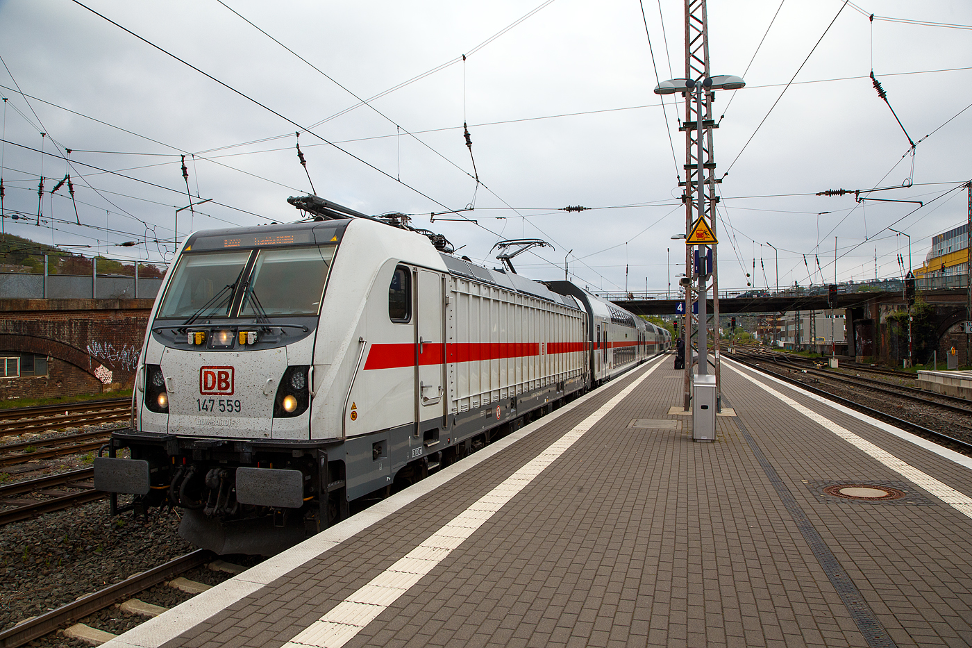 Die 147 559-9 (91 80 6147 559-9 D-DB – IC 4885) der DB Fernverkehr AG erreicht am 30.04.2022, mit dem IC 2227 (M�nster Hbf - Hamm Hbf - Siegen Hbf - Frankfurt am Main Hbf), den Hauptbahnhof Siegen. Hier im Hbf Siegen macht der Zug Kopf, d.h. er wechselt die Fahrtrichtung und f�hrt gleich Steuerwagenvorraus Richtung Frankfurt weiter. 

Die TRAXX P160 AC3 wurde 2018 von Bombardier in Kassel unter der Fabriknummer KAS 35477 gebaut und an die DB Fernverkehr AG geliefert. 
