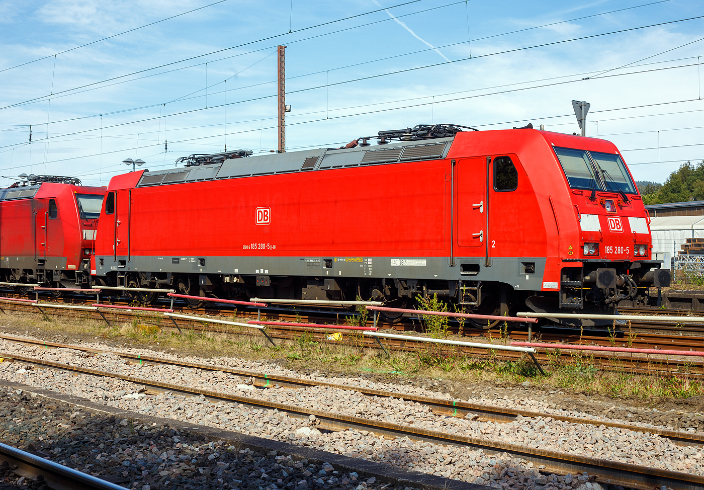 Die 185 280-5 (91 80 6185 280-5 D-DB) der DB Cargo AG ist am 07 September 2023 in der Abstellgruppe in Kreuztal angestellt.

Die TRAXX F140 AC2 wurde 2006 von der Bombardier Transportation GmbH in Kassel unter der Fabriknummer 34143 gebaut.