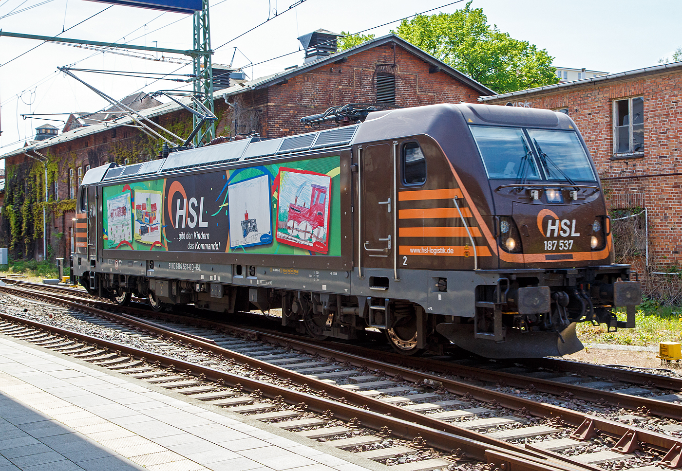 Die 187 537-6 (91 80 6187 537-6 D-HSL) der HSL Logistik GmbH (Hamburg) fährt am 16 Mai 2022 auf Tfzf (Triebfahrzeugfahrt) durch den Hauptbahnhof Schwerin.

Die Bombardier TRAXX F140 AC3 wurde 2018 von der Bombardier Transportation GmbH in Kassel unter der Fabriknummer 35456 bebaut. Sie hat die Zulassungen für Deutschland und Österreich.

