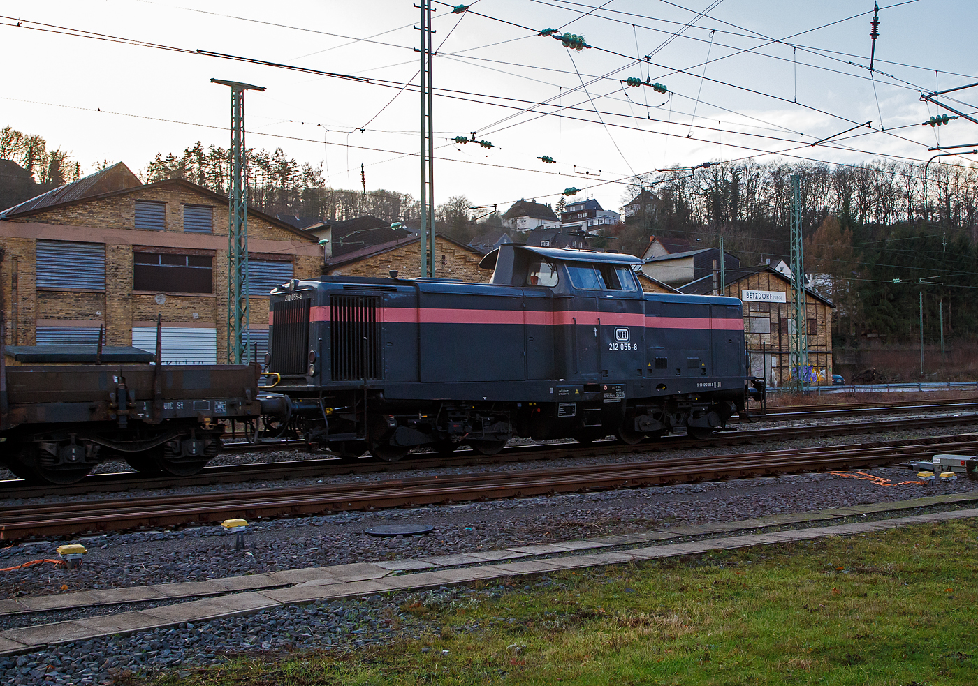 Die 212 055-8 (92 80 1212 055-8 D-JH) der JH - Joseph Hubert Bauunternehmung GmbH & Co. KG (Nürnberg) fährt am 11.01.2023 mit einem Langschienen Zug durch Betzdorf (Sieg) in Richtung Köln. Der Zug bestand aus Drehgestell-Flachwagen, mit Seiten-, Stirnwandklappen und Rungen, der Gattung Res 687, beladen mit Langschienen.

Die V 100.20 wurde 1963 von MaK in Kiel unter der Fabriknummer 1000191gebaut und als DB V 100 2055 an die Deutsche Bundesbahn geliefert. Zum 01.01.1968 erfolgte die Umzeichnung in DB 212 055-8, im Februar 2006 erfolgte die Ausmusterung bei der Railion Deutschland AG (heute wieder DB Cargo) und sie ging nach Ungarn an die LCH - Logistic Center Hungaria Kft. In Győr. Im Jahr 2012 ging sie zurück nach Deutschland an die ALS - ALSTOM Lokomotiven Service GmbH in Stendal, 2015 an Redler-Service und seit 2019 ist sie nun bei der Joseph Hubert Bauunternehmung.
