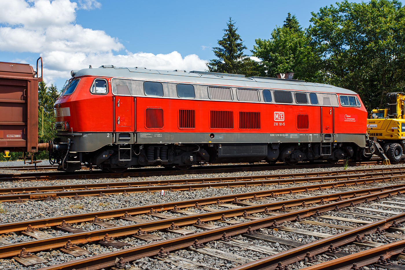 Die 218 191-5 (92 80 1218 191-5 D-MZE) der MZE - Manuel Zimmermann Eisenbahndienstleistungen, Hellenhahn-Schellenberg (Ww), ex DB 218 191-5, ist am 07 Juli 2024 auf dem Betriebshof der Westerwaldbahn (WEBA) auf der Bindweide bei Steinebach/Sieg abgestellt.

Die V 164 (BR 218) wurde 1973 bei Krupp unter der Fabriknummer 5205 gebaut und an die DB geliefert, im Juli 2018 wurde sie dann ausgemustert und an Manuel Zimmermann Eisenbahndienstleistungen verkauft.
