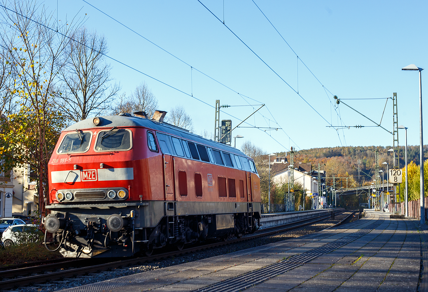 Die 218 191-5 (92 80 1218 191-5 D-MZE) der MZE - Manuel Zimmermann Eisenbahndienstleistungen, Hellenhahn-Schellenberg (Ww), ex DB 218 191-5, fährt am 04 November  2024, als Lz (Lokzug) bzw. auf Tfzf (Triebfahrzeugfahrt), durch den Bahnhof Kirchen(Sieg) in Richtung Betzdorf bzw, Köln,

Die V 164 (BR 218) wurde 1973 bei Krupp unter der Fabriknummer 5205 gebaut und an die DB geliefert, im Juli 2018 wurde sie dann ausgemustert und an Manuel Zimmermann Eisenbahndienstleistungen verkauft.