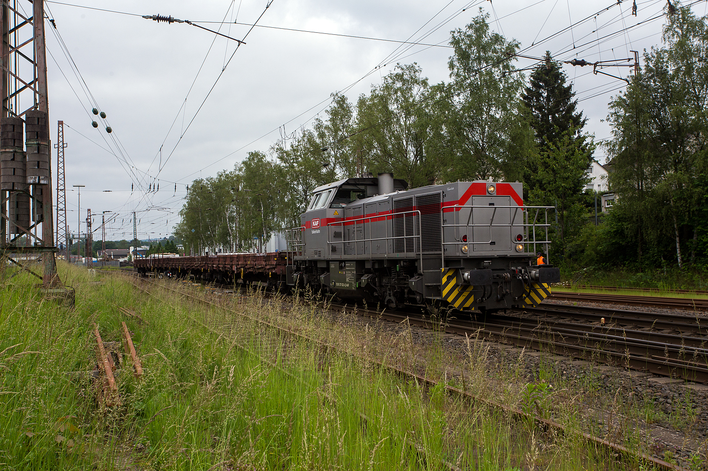 Die 271 022-6 „Charlotte“  (92 80 1271 022-6 D-KAF), ex MRCE bzw. ex HGK DH 49, eine Vossloh G 1000 BB der KAF Falkenhahn Bau AG rangiert mit einem Schwellenzug (mit Schwellen beladene Wagen der Gattung Res 677) am 03 Juni 2024 in Kreuztal.

Die G 1000 BB wurde 2005 von Vossloh in Kiel unter der Fabriknummer 5001568 gebaut. Im Jahr 2006 wurde sie an die MRCE - Mitsui Rail Capital Europe B.V. verkauft, die die Lok an die HGK - Häfen und Güterverkehr Köln AG in Köln (HGK DH 49) vermietete, wo sie bis unter der NVR-Nummer 92 80 1271 022-6 D-DISPO fuhr. Danach hatte sie bis zum Verkauf im Jahr 2017 an die northrail GmbH in Hamburg, mehrere Mietstation. Von 2017 fuhr sie unter der NVR-Nummer 92 80 1271 022-6 D-NRAIL bis sie 2020 an die Michael Bugdoll Bau- und Sicherungsarbeiten e. K. in Dorsten ging und als 92 80 1271 022-6 D-MBBAU fuhr. Zum 01.01.2021 wurde sie an die KAF Falkenhahn Bau AG verkauft, die sie zuvor schon gemietet hatte.
