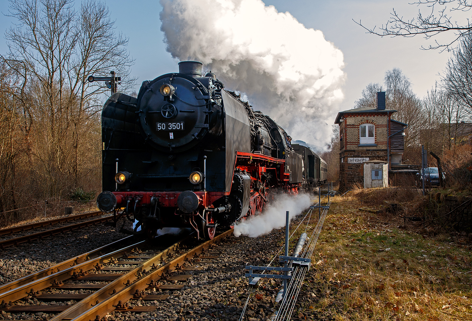 Die 50 3501-9 des Meininger Dampflokwerkes, ex DR 50 3501-9, ex DR 50 380, fährt am 25.03.2018 mit einem Dampfsonderzug der Eisenbahnfreunde Treysa e.V. (Jubiläumsfahrt - Rundfahrt über Siegen), durch Herdorf in Richtung Betzdorf. Von Betzdorf ging es dann durch das Siegtal nach Siegen. Eigentlich sollten zwei Züge und Dampfloks fahren, aber die zweite geplante Schnellzugdampflok 03 1010 hatte einen Defekt.