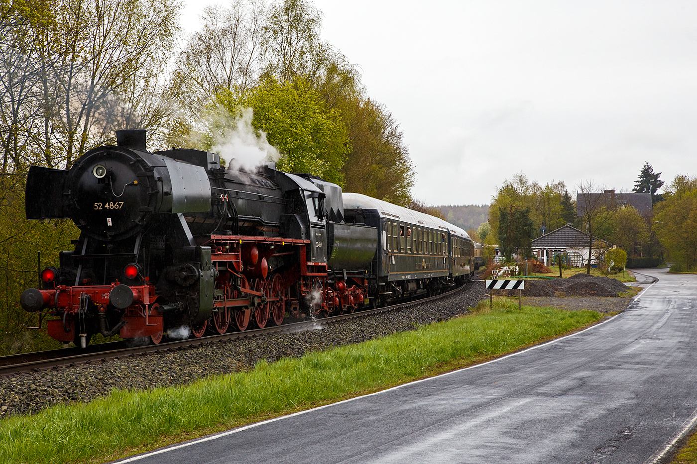 Die 52 4867 / 052 867-3 (90 80 0052 867-3 D-HEF) der Historische Eisenbahn Frankfurt e.V., ex GKB 152.4867 (Graz-Köflacher Eisenbahn- und Bergbaugesellschaft), ex ÖBB 152.4867, ex DRB 52 4867, scheibt, den von der 215 086-0 gezogen Sonderzug, am 22 April 2017 in Obererbach (Westerwald) auf der Oberwesterwaldbahn nach. Aber noch ca. 5 km wird im Bahnhof Altenkirchen Kopfgemacht, so wird die 52er Dampflok dann Zuglok und es geht weiter in Richtung Limburg an der Lahn.

Die Güterzug-Dampflokomotive 52 4867 wurde 1943 bei Maschinenbau und Bahnbedarf AG in Potsdam-Babelsberg unter der Fabriknummer 13931 gebaut und an die Deutschen Reichsbahn geliefert. Nach dem Krieg blieb sie in Österreich und wurde zur ÖBB 152.4867, 1970 kam sie zur GKB und 1980 kaufte die HEF die Lok.
