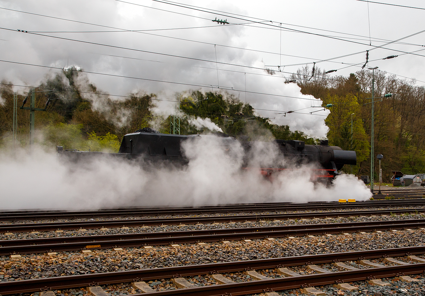 Die 52 4867 / 052 867-3 (90 80 0052 867-3 D-HEF) der Historische Eisenbahn Frankfurt e.V., ex GKB 152.4867 (Graz-Köflacher Eisenbahn- und Bergbaugesellschaft), ex ÖBB 152.4867, ex DRB 52 4867, am 22 April 2017 beim Umsetzen im Bahnhof Au/Sieg.

Die Güterzug-Dampflokomotive 52 4867 wurde 1943 bei Maschinenbau und Bahnbedarf AG in Potsdam-Babelsberg unter der Fabriknummer 13931 gebaut und an die Deutschen Reichsbahn geliefert. Nach dem Krieg blieb sie in Österreich und wurde zur ÖBB 152.4867, 1970 kam sie zur GKB und 1980 kaufte die HEF die Lok.