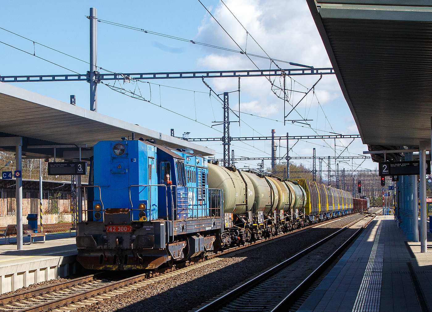 Die 742 300-7 (CZ- ČDC 92 54 2 742 300-7) der ČD Cargo, ex ČSD T 466.2300, f�hrt am 19 April 2023, mit einem gemischten G�terzug, sowie am Zugschluss noch die beiden „kalten“ elektrischen Zweisystemlokomotiven 363 530-7 und 363 524-0, durch den Bahnhof Karlovy Vary (Karlsbad) in Richtung Nov� Sedlo u Lokte.

Die  Tranzisto  wurde 1983 von ČKD in Prag unter der Fabriknummer 12734 gebaut.
