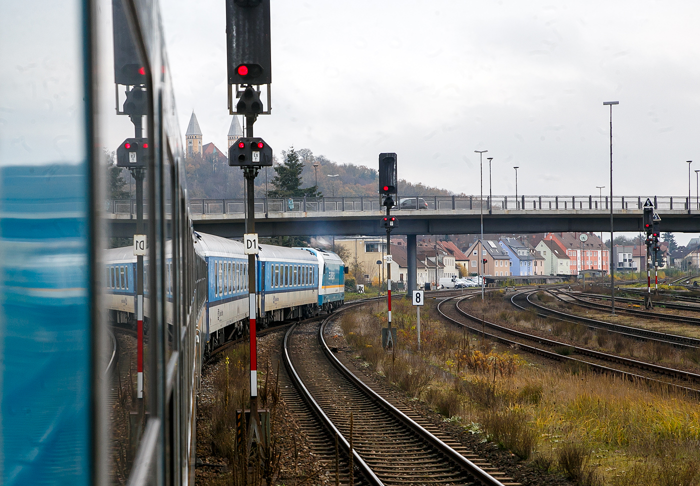 Die alexa 223 065 (92 80 1223 065-4 D-DLB) zieht am 22.11.2022, den alex RE 25 (M�nchen – Landshut – Regenburg – Schwandorf – Furth i.W. – Plzeň – Praha), von Schwandorf in Richtung Plzeň. Ab Furth im Wald wird der Zug dann als EX 357 (Z�padn� expres /  West Express) gef�hrt. 

In Plzeň hlavn� n�dra�� (Pilsen Hauptbahnhof) wird dann der Zug von einer E-Lok der ČD (Česk� dr�hy / Tschechische Bahnen) der BR 362 �bernommen.

Der alex ist eine von der L�nderbahn betriebene Zuggattung des Schienenpersonennahverkehrs in Bayern im Konzern der Regentalbahn. Im Fahrplan wird er mit ALX abgek�rzt.Die Z�ge verkehren im Zweistundentakt von M�nchen �ber Regensburg und Schwandorf nach Hof und Prag, wobei sie in Schwandorf gefl�gelt werden. 

Im Winter 2021 wurde bekannt, dass die Ausschreibung f�r die Verbindung M�nchen–Hof von DB Regio Bayern gewonnen wurde und diese somit ab Dezember 2023 ebenfalls nicht mehr vom alex bedient wird. Die Verbindung nach Prag bis voraussichtlich 2027 erteilt.

Fahrzeugmaterial:
Die L�nderbahn bespannt die Z�ge zwischen M�nchen und Regensburg mit f�nf EuroSprinter-Lokomotiven (183 001–005), auf den nicht elektrifizierten Abschnitten Regensburg–Schwandorf–Hof beziehungsweise Regensburg–Schwandorf–Furth im Wald mit zw�lf EuroRunner (223 061–072), die fr�her auch auf den Strecken im Allg�u zum Einsatz kamen. Die Diesellokomotiven sind von Alpha Trains angemietet, die Elektrolokomotiven sind von der Hannover Mobilien Leasing.

Als Wagenmaterial kommen neben den 23 vom Allg�u-Express �bernommenen Wagen 50 zwischen 2007 und 2009 aus angekauften Schnellzugwagen der Deutschen Bahn AG umgebaute und sieben 2009 neu beschaffte Wagen zum Einsatz. Der derzeitige Fuhrpark umfasst 80 Wagen, darunter u. a. Abteilwagen (UIC-X und UIC-Z der DB, sowie UIC-Z der DR), modernisierte „Silberlinge“ (n-Wagen) oder auch moderne Doppelstockwagen. Die vom Allg�u-Express �bernommenen Wagen wurden im Jahre 2003 beim Partner f�r Fahrzeugausr�stung (PFA) in Weiden modernisiert und bei Betriebsaufnahme 2007 lediglich umlackiert. Einige der Abteilwagen der zweiten Klasse wurden nachtr�glich mit vergr��erten Fahrradbereichen ausgestattet. Die �brigen Wagen wurden 2007 im DB-Ausbesserungswerk Neum�nster und bei VIS Halberstadt grundlegend modernisiert und teilweise nachtr�glich klimatisiert, im Sommer 2009 folgten nochmal sieben weitere Wagen mit Fahrradbereich (Bauart ABvmdz). Seit Dezember 2009 werden au�erdem sieben neu beschaffte Doppelstockwagen mit Niederflureinstieg von Bombardier eingesetzt.

Seit Juli 2017 wurden schrittweise 29 gebrauchte, aber modernisierte Wagen der Muttergesellschaft Ferrovie dello Stato Italiane (FS) �bernommen. Auch die Bestandswagen wurden modernisiert und teils mit neuen Sitzbez�gen sowie Informationsbildschirmen ausgestattet.

Bis zum Fahrplanwechsel 2017 befand sich etwa in der Mitte jedes Zuges der sogenannte alex-treff-Wagen, die seitdem ersatzlos ausgemustert wurden. In diesem Wagen konnten Fahrkarten auch noch zu Beginn der Fahrt ohne Aufpreis gekauft werden, des Weiteren wurden Snacks und Getr�nke angeboten. Fahrkarten k�nnen jedoch weiterhin im Dienstabteil erworben werden. Auch Snacks und Getr�nke gibt es weiterhin per mobilen Catering-Service.
