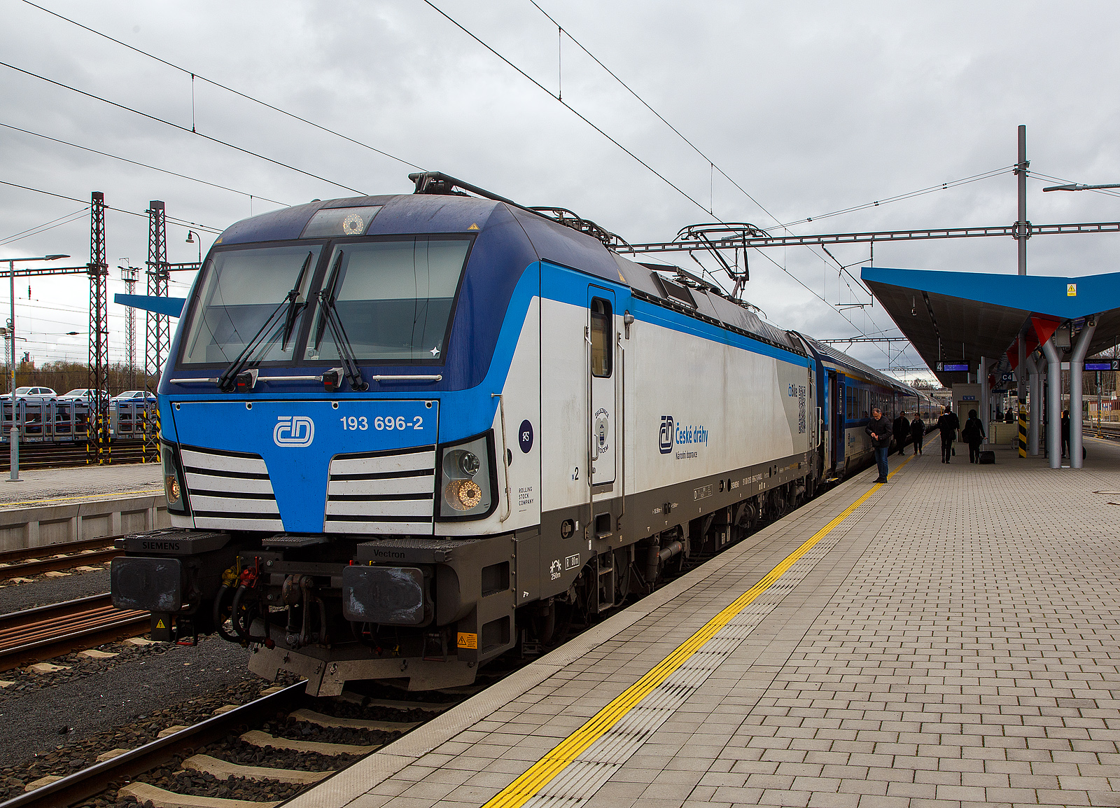 Die an die ČD - Česk� dr�hy (Tschechischen Eisenbahnen) vermietete Siemens Vectron MS 193 696-2 (91 80 6193 696-2 D-RAILL) der S Rail Lease s.r.o. (Bratislava, Slowakei) steht am 17.04.2023, mit dem R15 „Kru�nohor“ (R615) Cheb - Sokolov - Karlovy Vary -Chomutov - �st� nad Labem hl.n. - Praha hl.n., im Bahnhof Cheb (Eger) zur Abfahrt bereit.

Die Siemens X4E bzw. Siemens Vectron MS wurde 2020 von Siemens Mobilitiy in M�nchen-Allach unter der Fabriknummer 22761 gebaut. Die Vectron MS – Variante A01 mit einer Leistung von 6.4 MW (unter Wechselstrom) mit einer zugelassenen H�chstgeschwindigkeit f�r 200 km/h hat die Zulassungen f�r Deutschland, �sterreich, Slowakei, Rum�nien, Polen, Tschechien und Ungarn (D/A/SK/RO/PL/CZ/H).