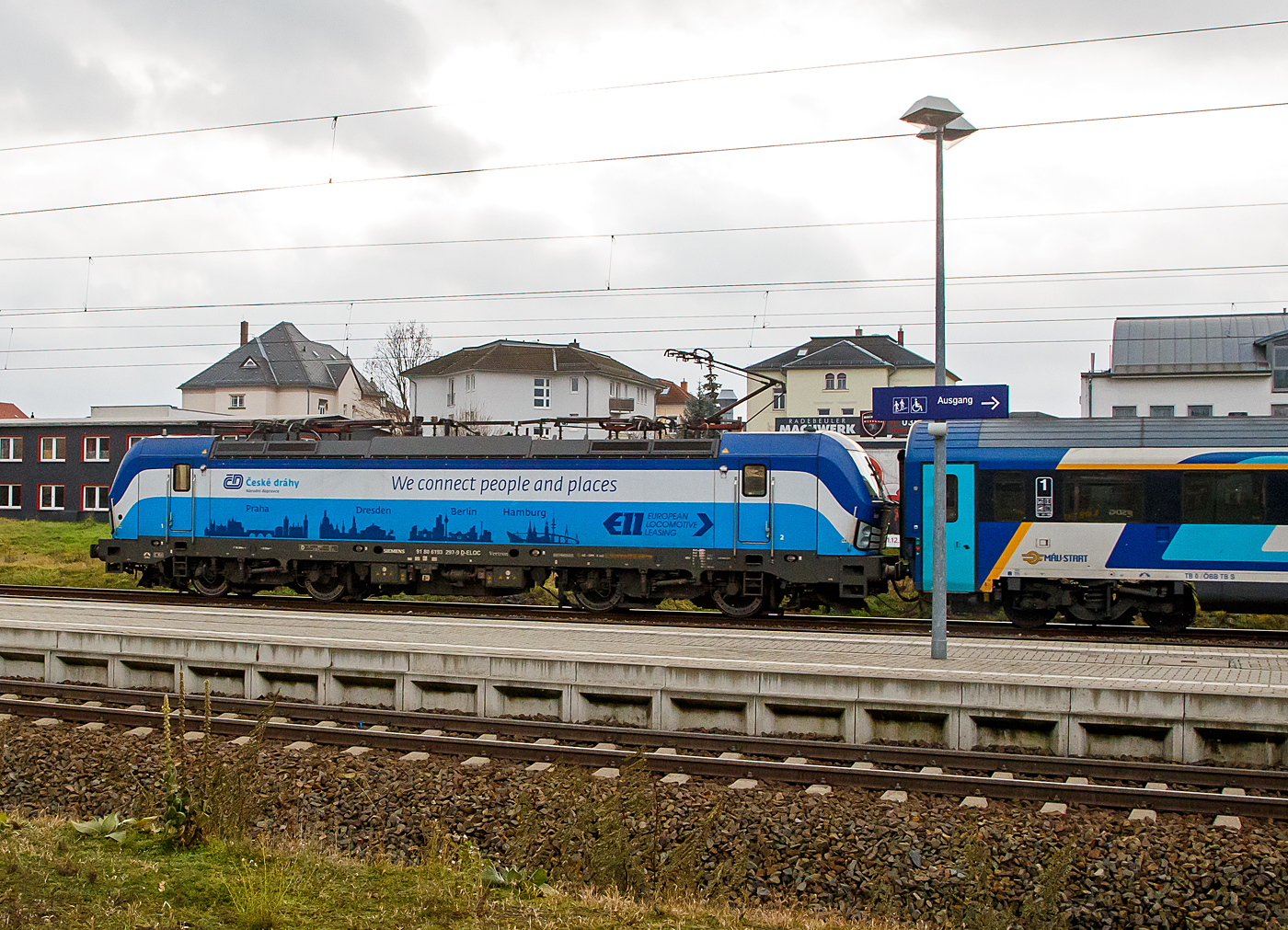 Die an die ČD - České dráhy a.s. (Praha / Prag) vermietete Siemens Vectron MS 193 297-9  Seppl  (91 80 6193 297-9 D-ELOC) der ELL - European Locomotive Leasing (Wien) rauscht am 07.12.2022, mit dem ungarischen MÁV-START EC 253 (Hamburg-Altona – Dresden – Prag - Bratislava - Budapest-Nyugati), durch Radebeul Ost in Richtung Dresden. 

Die Siemens Vectron MS wurde 2017 von Siemens Mobilitiy in München-Allach unter der Fabriknummer 22235 gebaut und an die ELL geliefert. Die Vectron MS mit einer Leistung von 6.4 MW ist für 200 km/h, 
in Deutschland, Österreich, Ungarn, Polen, Tschechien, Slowakei und Rumänien (D/A/H/PL/CZ/SK/RO) zugelassen.