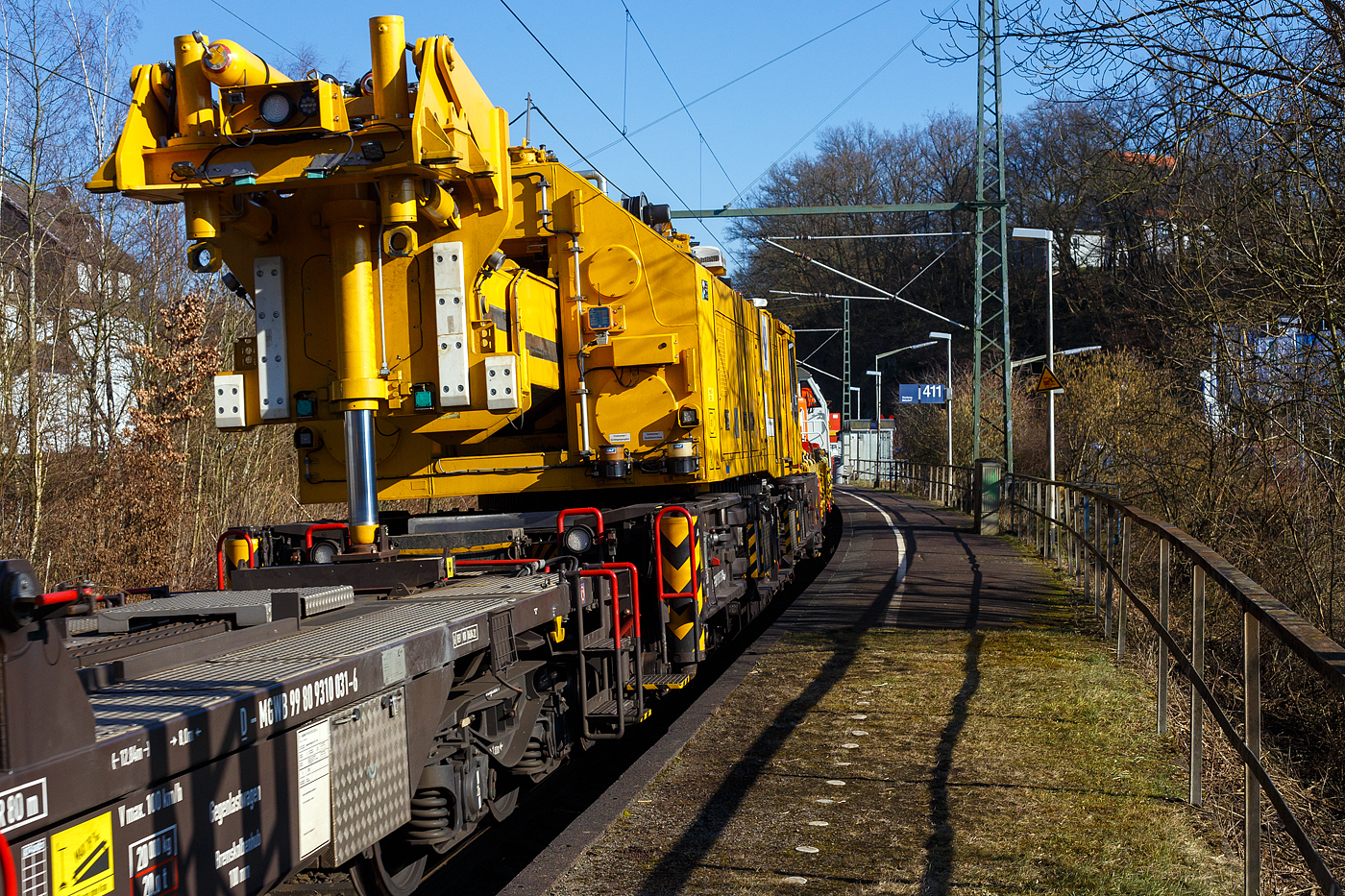 Die an die BEG - Bocholter Eisenbahngesellschaft mbH vermietete 4185 132-2 „Christa“ (92 80 4185 132-2 D-NXRL), eine Vossloh DE 18 der Nexrail AssetCo Sàrl (Luxembourg) fährt am 17 Februar 2025, mit dem Kirow KRC 1200 Kranzug der MGW Gleis- und Weichenbau-GmbH & Co.KG (Berlin), durch Scheuerfeld/Sieg in Richtung Siegen. Hinter der Lok sind der Schutzwagen D-MGWB 37 80 3999 232-4, der KRC 1200 Kranwagen D-MGWB 99 80 9519 003-4 und der Gegenlastwagen D-MGWB 99 80 9310 031-6.

Hier der Kirow Multi Tasker Kran KRC 1200, D-MGWB 99 80 9519 003-4, der MGW Gleis- und Weichenbau-GmbH & Co.KG (Berlin), von der Gegengewichtseite (Nachschuss). Der 150 t Kran wurde 2022 von Kirow in Leipzig unter der Fabriknummer MT 2020 171088 gebaut.

TECHNISCHE DATEN:
Baujahr: 2022
Spurweite: 1.435 mm (Normalspur)
Anzahl der Achsen: 8 
Länge über Puffer: 15.000 mm (ohne Ausleger)
Drehzapfenabstand: 8.000 mm
Eigengewicht: 108.000 kg (in Transportstellung ohne Gegengewicht)
Höchstgeschwindigkeit: 19 km/h (Eigenfahrt) / 100 km/h (geschleppt)
Zugelassen für Streckenklasse: CE oder höher
Bremse: KE-GP-mZ (L)
Kleinster befahrbarer Gleisbogen: R = 80m