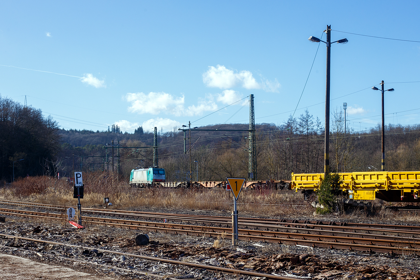 Die an die Crossrail Benelux N.V. (Antwerpen-Borger), ein 100% Tochterunternehmen der BLS Cargo AG, E 186 220 (91 88 7186 220-0 B-ATLU) der Alpha Trains Belgium, ex COBRA 2828 (91 88 7186 220-0 B-B), fährt am 23 Februar 2025 mit einem KLV-Zug durch Scheuerfeld/Sieg in Richtung Köln.

Die Bombardier TRAXX F140 MS wurde 2008 von Bombardier in Kassel unter der Fabriknummer 34419 gebaut. Die Multisystemlokomotive hat die Zulassungen bzw. besitzt die Länderpakete für Deutschland, Österreich, die Niederlande und Belgien. (D/A/NL/B). In Deutschland, der Niederlande und in Belgien ist sie für eine Höchstgeschwindigkeit von 160 km/h zugelassen, in Österreich nur für 140 km/h.

Die Lok hat eine Leistung von 5.600 kW und kann unter 15 kV, 16,7 Hz~ AC, 25 kV, 50 Hz~ AC, 1,5 kV DC sowie 3 kV DC fahren. Sie besitzt eine Anfahrzugkraft von 300 kN und eine Dauerzugkraft von 252 kN.