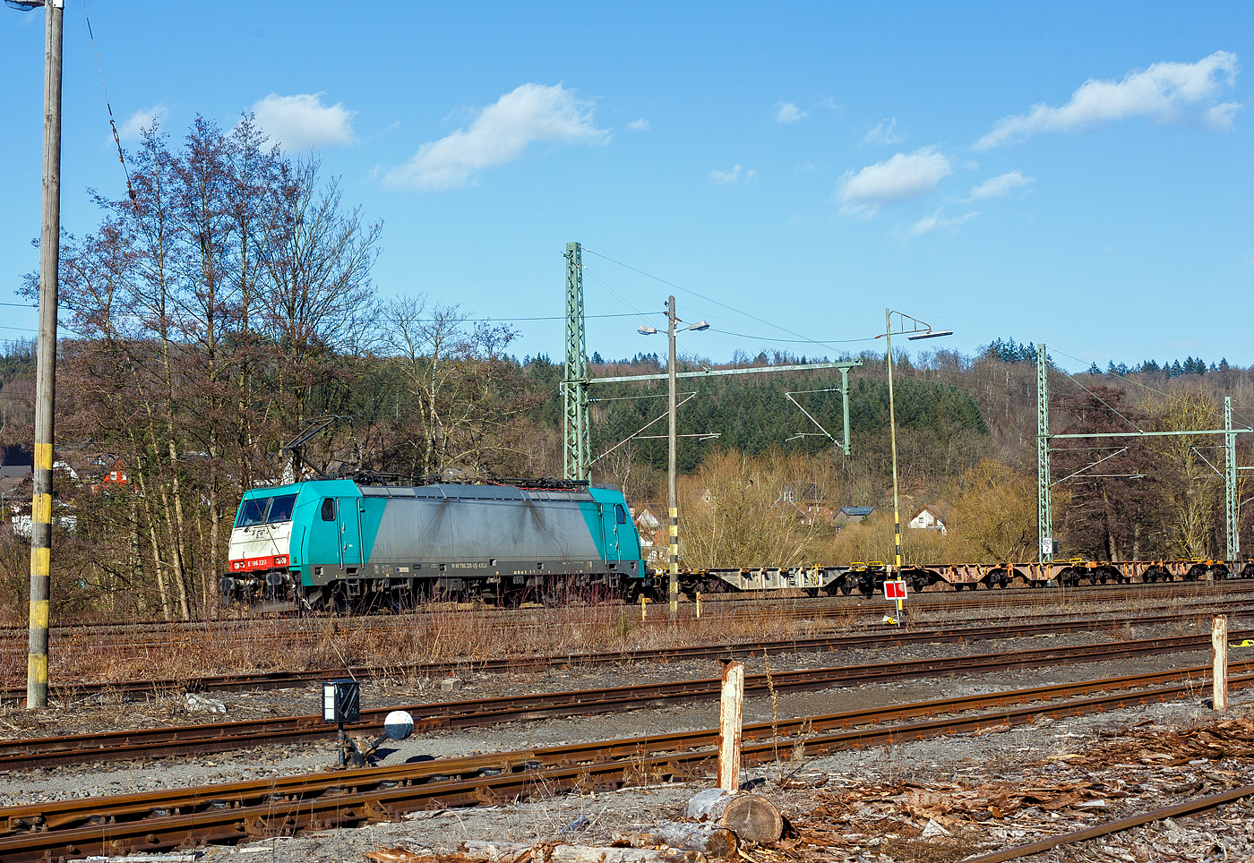 Die an die Crossrail Benelux N.V. (Antwerpen-Borger), ein 100% Tochterunternehmen der BLS Cargo AG, E 186 220 (91 88 7186 220-0 B-ATLU) der Alpha Trains Belgium, ex COBRA 2828 (91 88 7186 220-0 B-B), fährt am 23 Februar 2025 mit einem KLV-Zug durch Scheuerfeld/Sieg in Richtung Köln.

Die Bombardier TRAXX F140 MS wurde 2008 von Bombardier in Kassel unter der Fabriknummer 34419 gebaut. Die Multisystemlokomotive hat die Zulassungen bzw. besitzt die Länderpakete für Deutschland, Österreich, die Niederlande und Belgien. (D/A/NL/B). In Deutschland, der Niederlande und in Belgien ist sie für eine Höchstgeschwindigkeit von 160 km/h zugelassen, in Österreich nur für 140 km/h.

Die Lok hat eine Leistung von 5.600 kW und kann unter 15 kV, 16,7 Hz~ AC, 25 kV, 50 Hz~ AC, 1,5 kV DC sowie 3 kV DC fahren. Sie besitzt eine Anfahrzugkraft von 300 kN und eine Dauerzugkraft von 252 kN.