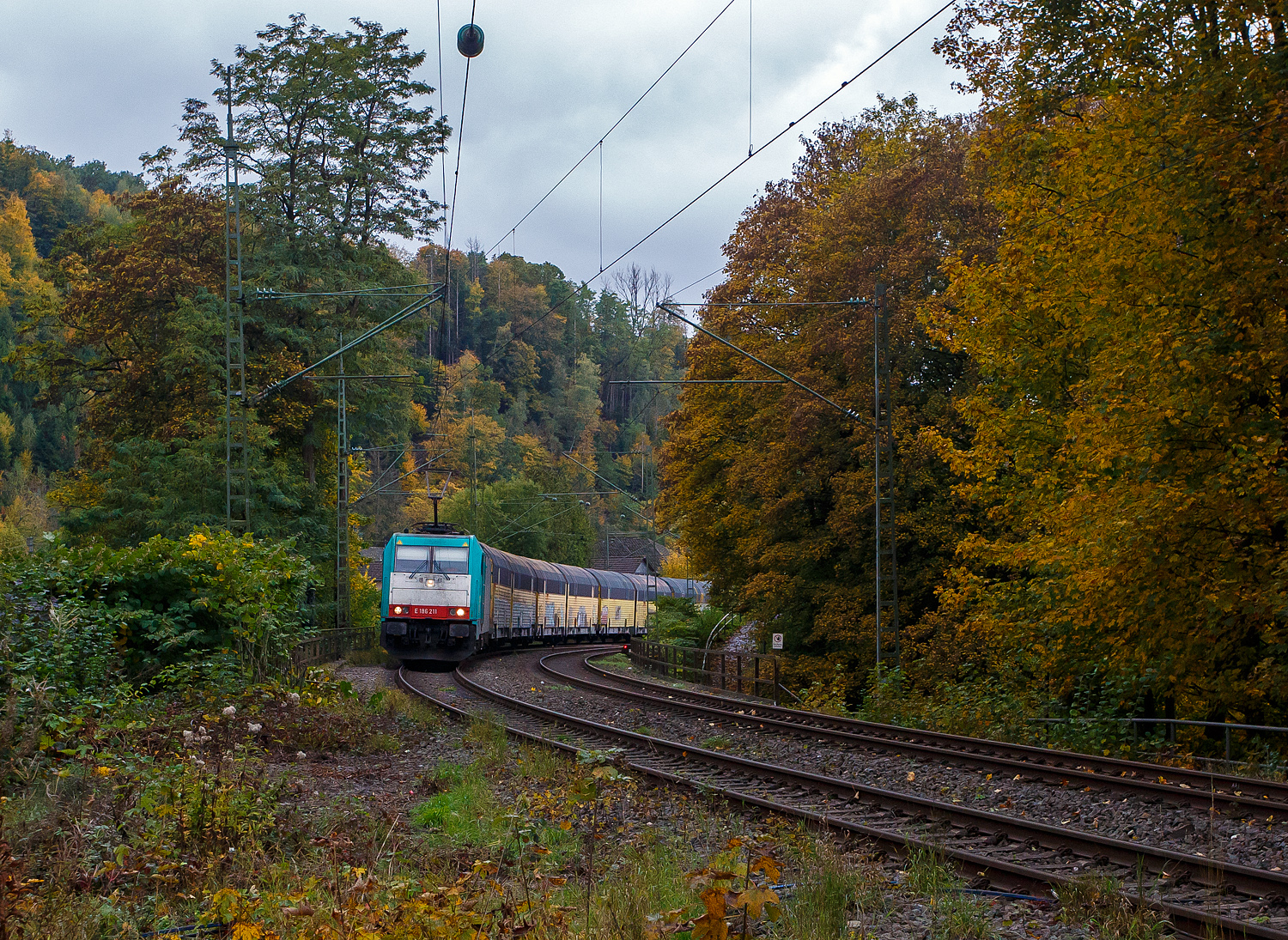 Die an die Crossrail Benelux N.V. (100% Tochterder BLS Cargo AG) vermietete E 186 220 (91 88 7186 211-9 B-ATLU) der Alpha Trains Belgium, ex COBRA 2819 (91 88 7186 211-9 B-B), fährt am 09 Oktober 2025 mit einem geschlossen Doppelstock- Autotransportzug der ARS Altmann AG (mit Wagen der Gattung Hccrrs), durch Kirchen/Sieg in Richtung Siegen.

Die Bombardier TRAXX F140 MS wurde 2008 von Bombardier Transportation in Kassel unter der Fabriknummer 34398 gebaut. Die Multisystemlokomotive hat die Zulassungen bzw. besitzt die Länderpakete für Deutschland, Österreich, die Niederlande und Belgien. (D/A/NL/B). In Deutschland, der Niederlande und in Belgien ist sie für eine Höchstgeschwindigkeit von 160 km/h zugelassen, in Österreich nur für 140 km/h.