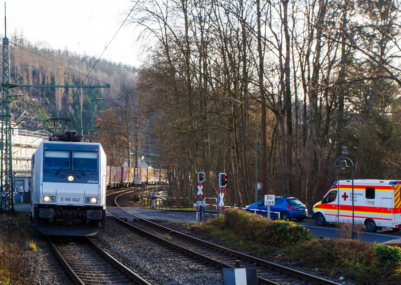 Die an die LINEAS Group NV/SA vermietete E 186 042 (91 84 1186 042-5 NL-AKIEM, angeschrieben ist D- AKIEM, was aber nach der Nummer falsch ist) fährt am 16. Dezember 2025 mit einem Containerzug durch den Bahnhof Kirchen/Sieg in Richtung Siegen.

Die Bombardier TRAXX F140 MS(2E) wurde 2016 von Bombardier in Kassel unter der Fabriknummer 35358 gebaut und an die NS - Nederlandse Spoorwegen N.V., als 91 84 1186 042-5 NL-NS geliefert. Bereits im Juni 2018 wurde sie an die AKIEM SAS verkauf und von der NS wieder angemietet. Nun seit 2025 ist sie an die LINEAS Group vermietet. Die Multisystemlokomotive hat die Zulassungen bzw. besitzt die Länderpakete für Deutschland, Österreich, Belgien und die Niederland (D/A/ B/NL).