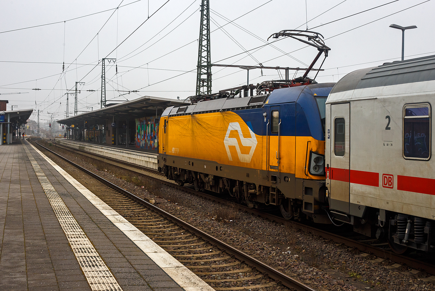 Die an die NS - Nederlandse Spoorwegen N.V. (Niederl�ndische Eisenbahnen AG) vermietete Siemens Vectron MS 193 766 (91 80 6193 766-3 D-ELOC) der ELL - European Locomotive Leasing (Wien) f�hrt am 21 Januar 2025, mit dem IC 146 (Berlin Ostbahnhof - Berlin Hbf - Hannover Hbf - Bad Bentheim – Deventer - Amsterdam Centraal), in den Bahnhof Rheine ein. Warum der IC nicht als EC gewertet wird ist mir nicht ganz klar. 

Die Siemens Vectron MS wurde 2019 von Siemens Mobilitiy in M�nchen-Allach unter der Fabriknummer 22721 gebaut und an die ELL geliefert.