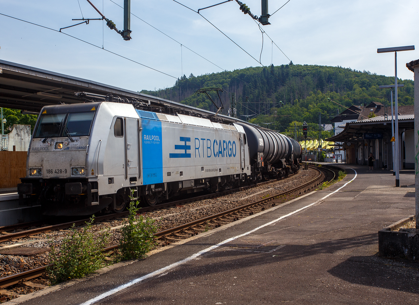 Die an die RTB Cargo - Rurtalbahn Cargo vermietete Railpool 186 428-9 (91 80 6186 428-9 D-Rpool) fährt am 18 Juni 2025 mit einem Kesselwagenzug durch Betzdorf/Sieg in Richtung Köln.

Die Bombardier TRAXX F140 MS2E wurde 2015 von Bombardier in Kassel unter der Fabriknummer 35193 gebaut und an die Railpool ausgeliefert. Die Multisystemlokomotive hat die Zulassungen bzw. besitzt die Länderpakete für Deutschland, Österreich, Belgien und die Niederland (D/A/B/NL).
