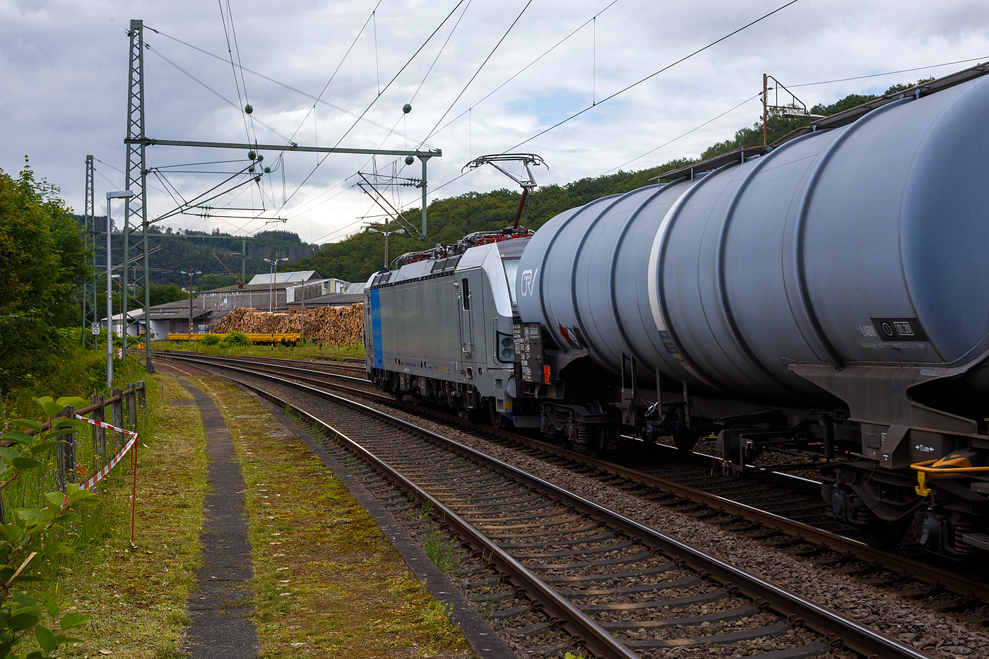 Die an die RTB Cargo vermietete SIEMENS Vectron MS 6193 140-1 (91 80 6193 140-1 D-Rpool) der Railpool GmbH in München fährt am 12 Juni 2024, mit einem Kesselwagenzug, durch Scheuerfeld/Sieg in Richtung Siegen. Laut den Gefahrgut- Warntafel 30/1202 waren die Wagen mit Dieselkraftstoff, Gas- oder Heizöl (leicht) beladen.

Die Multisystemlokomotive Siemens Vectron MS wurde 2023 von Siemens Mobilitiy in München-Allach unter der Fabriknummer 23363 gebaut. Sie wurde in der Variante A01 ausgeführt und hat so die Zulassung für Deutschland, Österreich, die Slowakei, Polen, Tschechien, Ungarn, Rumänien und Bulgarien  (D / A / SK / PL / CZ / H + RO / BG).
