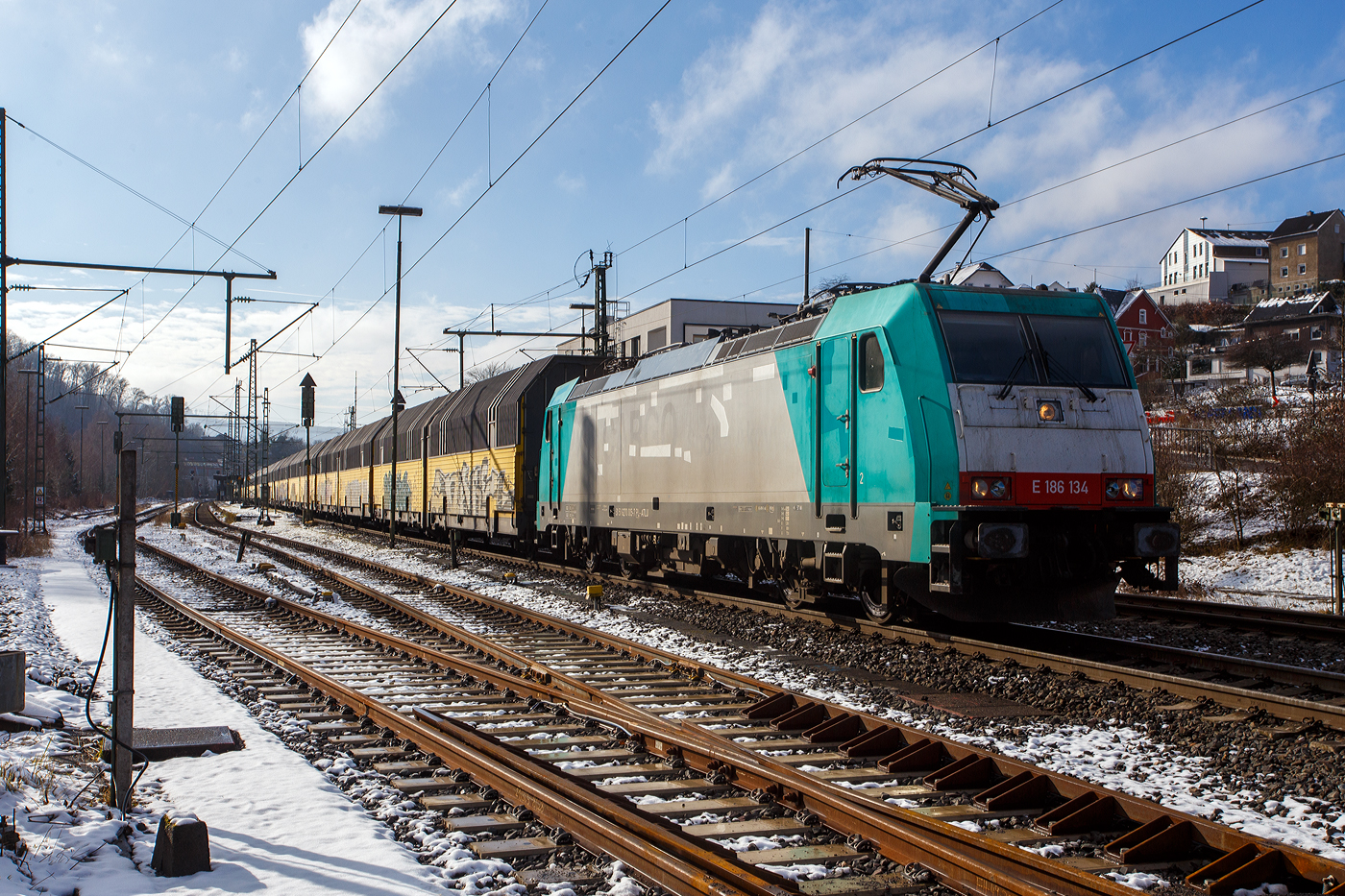 Die an die Rurtalbahn Cargo GmbH vermietete E 186 134 (91 51 6270 005-7 PL-ATLU, ex 91 80 6186 134-3 D-BTK) der Alpha Trains Belgium NV/SA (Antwerpen) fährt am 30 Januar 2026, mit einem geschlossen Doppelstock-Autotransportzug der ARS Altmann AG (mit Wagen der Gattung Hccrrs), durch Niederschelden/Sieg in Richtung Siegen.

Die Bombardier TRAXX F140 MS wurde 2007 von Bombardier in Kassel unter der Fabriknummer 34350 gebaut und an die ATC - Angel Trains Cargo ausgeliefert. Die Multisystemlokomotive hat die Zulassungen bzw. besitzt die Länderpakete für Deutschland, Österreich und Polen (D/A/PL). Von 2008 bis 2012 fuhr sie als EU43-006 (91 51 6270 005-7 PL-PKPC) für die PKP CARGO, wobei die ATC 2010 zur Alpha Trains Belgium wurde. Seit 2020 ist sie bei der RTB CARGO.
