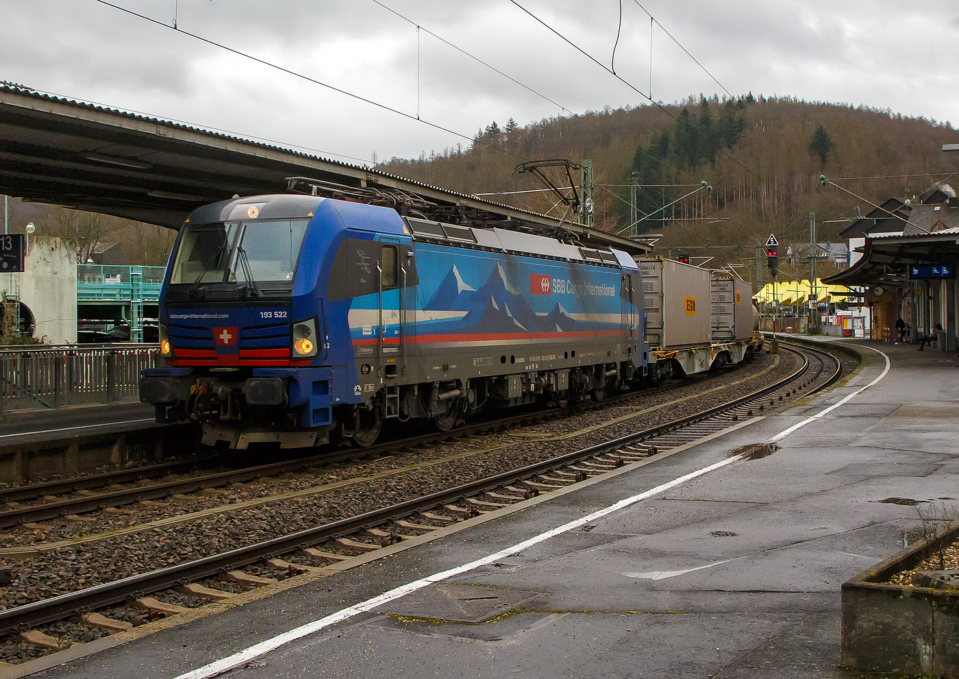 Die an die SBB Cargo International AG vermietete 193 522 „Elbe“ (91 80 6193 522-0 D-SIEAG) der SüdLeasing GmbH (Stuttgart, eingestellt in Deutschland durch Siemens) fährt am 14.01.2023, mit einem HUPAC KLV-Zug, durch den Bahnhof Betzdorf (Sieg) in Richtung Köln.

Die Siemens Vectron MS wurde 2019 von Siemens Mobilitiy in München-Allach unter der Fabriknummer 22661 gebaut. Eigentümer ist die Südleasing GmbH in Stuttgart (LBBW-Tochter) die 20 dieser Loks an die SBB Cargo International vermietet hat, eingestellt sind sie in Deutschland durch die Siemens Mobilitiy. Es besteht zudem eine Option für 20 weitere Fahrzeuge.

Diese Mehrsystem-Loks sind für den Einsatz auf dem Rhein-Alpen-Korridor vorgesehen und sind für den Betrieb in Deutschland, Österreich, Schweiz, Italien und den Niederlanden (D/A/CH/I/NL) ausgelegt. Sie verfügen über eine Leistung von 6,4 MW (160 km/h) und sind neben den nationalen Zugsicherungssystemen mit dem Europäischen Zugsicherungssystem (ETCS) ausgestattet.
