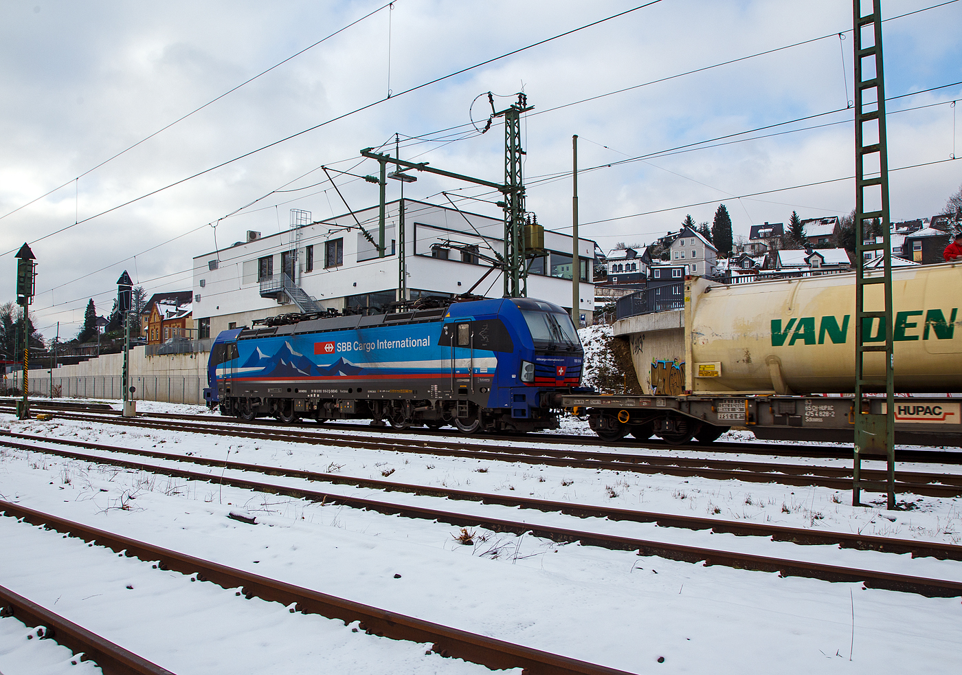 Die an die SBB Cargo International vermietete 193 516 „Aare“ (91 80 6193 516-2 D-SIEAG) der SüdLeasing GmbH (Stuttgart, eingestellt in Deutschland durch Siemens) fährt am 21.012023, mit einem HUPAC KLV-Zug, durch Niederschelden (Sieg) in Richtung Köln.

Die Siemens Vectron MS wurde 2019 von Siemens Mobilitiy in München-Allach unter der Fabriknummer 22629 gebaut. Eigentümer ist die Südleasing GmbH in Stuttgart (LBBW-Tochter) die 20 dieser Loks an die SBB Cargo International vermietet hat, eingestellt sind sie in Deutschland durch die Siemens Mobilitiy. Es besteht zudem eine Option für 20 weitere Fahrzeuge.

Diese Mehrsystem-Loks sind für den Einsatz auf dem Rhein-Alpen-Korridor vorgesehen und sind für den Betrieb in Deutschland, Österreich, Schweiz, Italien und den Niederlanden (DACHINL) ausgelegt. Sie verfügen über eine Leistung von 6,4 MW (160 km/h) und sind neben den nationalen Zugsicherungssystemen mit dem Europäischen Zugsicherungssystem (ETCS) ausgestattet.
