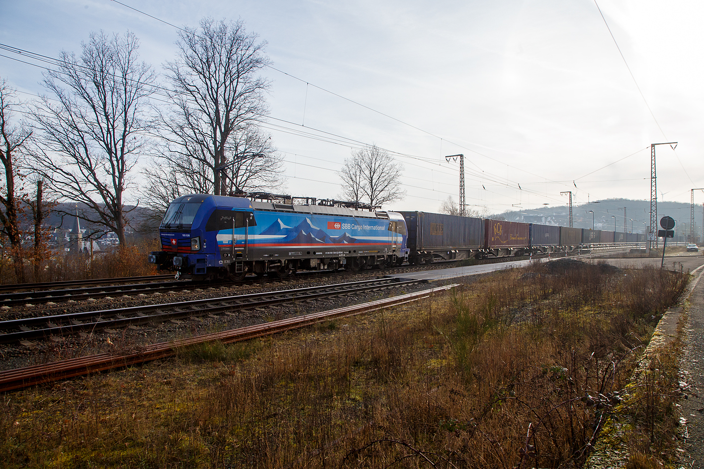 Die an die SBB Cargo International AG vermietete 193 530-3  Po  (91 80 6193 530-3 D-SIEAG) der SüdLeasing GmbH (Stuttgart, eingestellt in Deutschland durch Siemens) fährt am 22.02.2023, mit einem Containerzug, durch Wilnsdorf-Rudersdorf (Kr. Siegen) in Richtung Siegen. 

Der SIEMENS Vectron MS wurde 2019 von Siemens Mobilitiy in München-Allach unter der Fabriknummer 22726 gebaut. Eigentümer ist die Südleasing GmbH in Stuttgart (LBBW-Tochter) die 20 dieser Loks an die SBB Cargo International vermietet hat, eingestellt sind sie in Deutschland durch die Siemens Mobilitiy. 

Diese Mehrsystem-Loks sind für den Einsatz auf dem Rhein-Alpen-Korridor vorgesehen und sind für den Betrieb in Deutschland, Österreich, Schweiz, Italien und den Niederlanden (D/A/CH/I/NL) ausgelegt. Sie verfügen über eine Leistung von 6,4 MW (160 km/h) und sind neben den nationalen Zugsicherungssystemen mit dem Europäischen Zugsicherungssystem (ETCS) ausgestattet.
