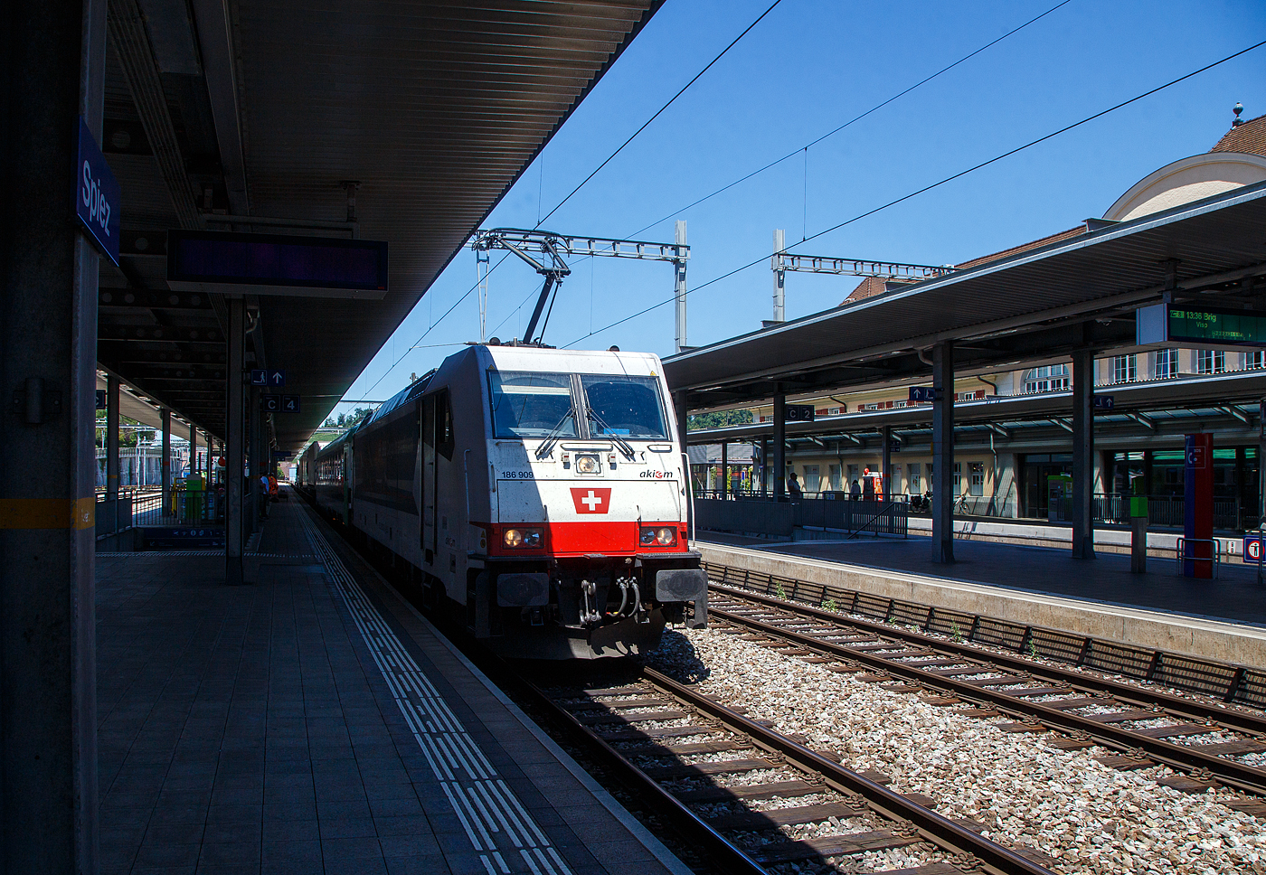 Die an die SBB Cargo International AG vermietete und bei der BLS Cargo AG in Italien eingestellte 186 919  Olimpino  (91 83 2186 909-4 I-BLSC) der AKIEM SAS, fährt am 11 Juli 20022 mit einem RoLa-Zug (Rollende Landstraße) der RAlpin AG, von Freiburg i. B. nach Novara, durch den Bahnhof Spiez. 

Die TRAXX F140 MS wurde 2008 von Bombardier in Kassel unter der Fabriknummer 34370 gebaut und hat die Zulassungen für Deutschland, Österreich, Schweiz und Italien. Ursprünglicher Eigentümer war das Leasingunternehmen CBRail S.à r.l., ab 2013 dann Macquarie European Rail Limited (Luxembourg) und nun die AKIEM SAS, die das Leasinggeschäft für Schienenfahrzeuge der Macquarie Europeto Rail im April 2020 erworben hat.
