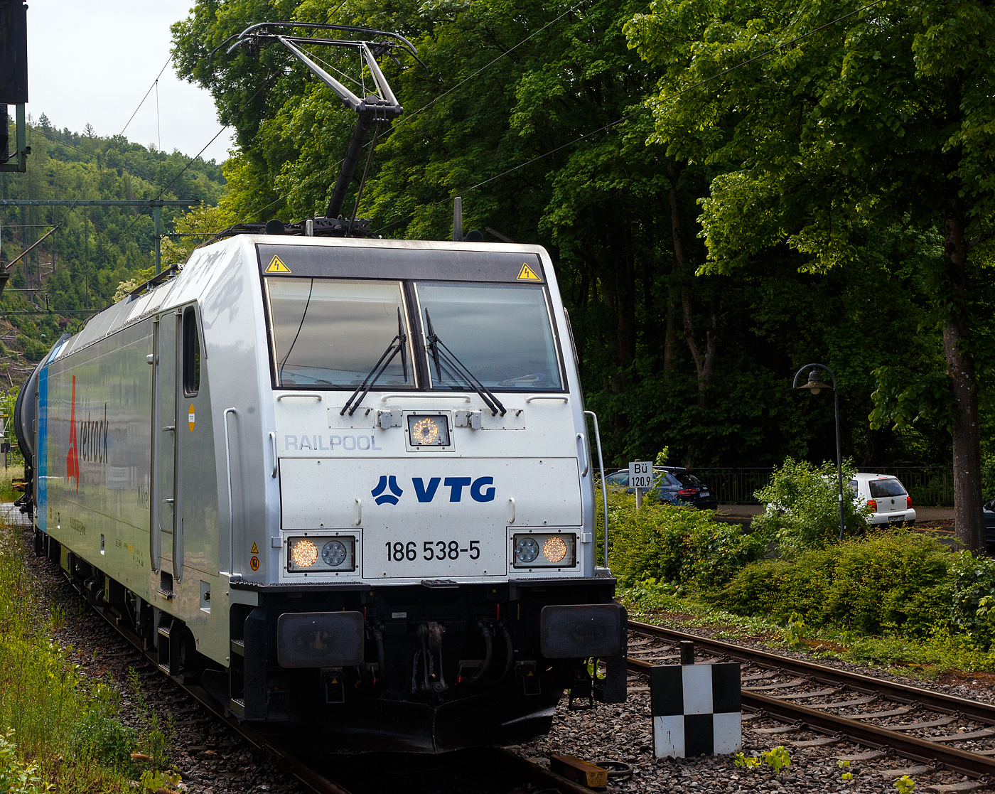 Die an die VTG-Tochter Retrack Germany GmbH (Hamburg) vermietete Railpool 186 538-5  Mikkel  (91 80 6186 538-5 D-Rpool) fährt am 22 Mai 2025 mit einem Kesselwagenzug durch Kirchen an der Sieg in Richtung Siegen. Laut Gefahrgut-Warntafel ist das Ladegut ist Ethanol (Ethylalkohol) umgangssprachlich auch Alkohol/Spiritus genannt. 

Die Bombardier TRAXX F140 MS(2E) wurde 2020 von Bombardier in Kassel unter der Fabriknummer 35653 gebaut und an die Railpool ausgeliefert. Die Multisystemlokomotive hat die Zulassungen bzw. besitzt die Länderpakete für Deutschland, Österreich, Polen, Tschechien, Slowakei, Ungarn und die Niederlande (D/A/PL/CZ/SK/H/NL).
