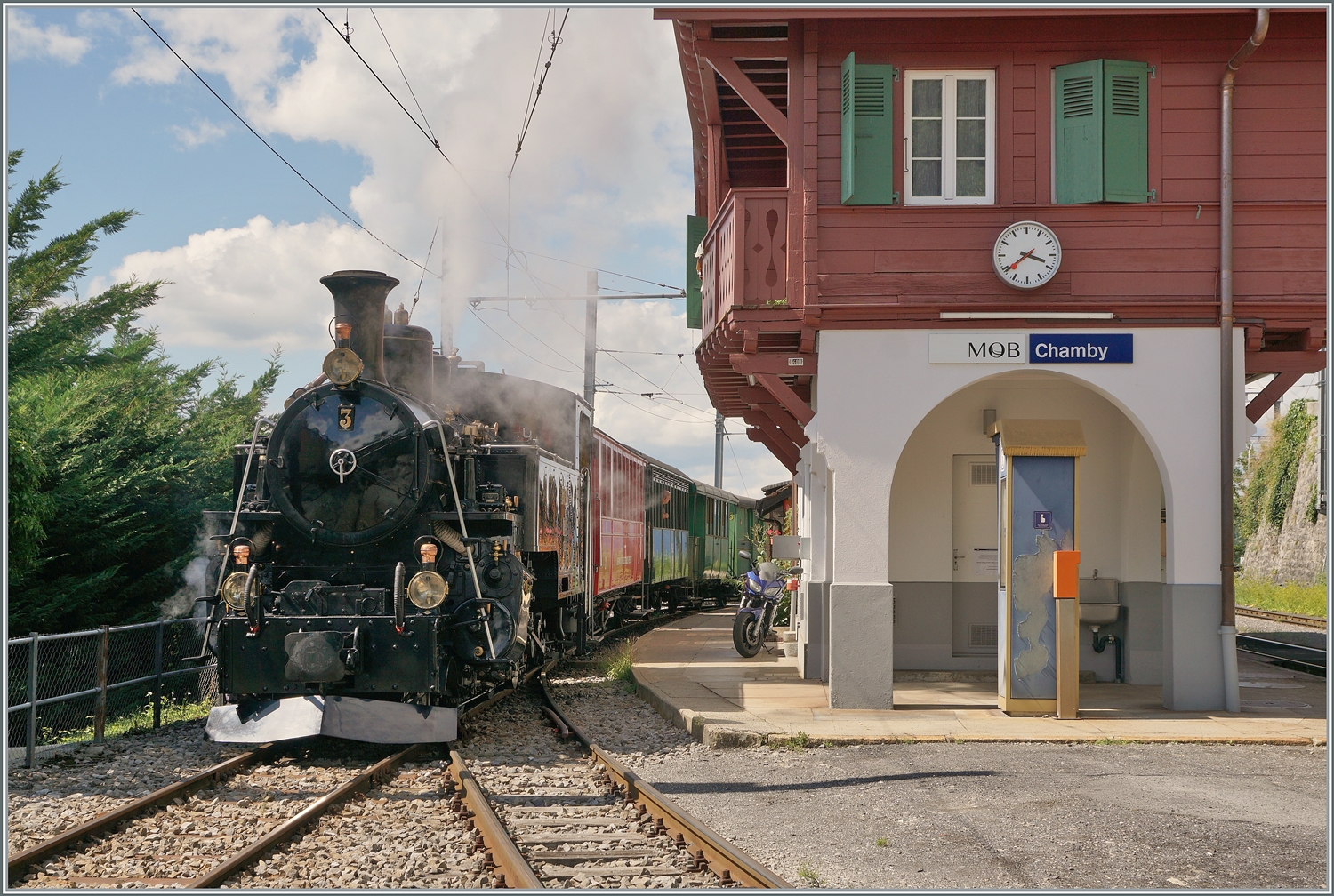 Die BDF HG 3/4 N° 3 der Blonay - Chamby Bahn ist mit ihrem Dampfzug in Chamby eingetroffen.

5. Aug. 2023