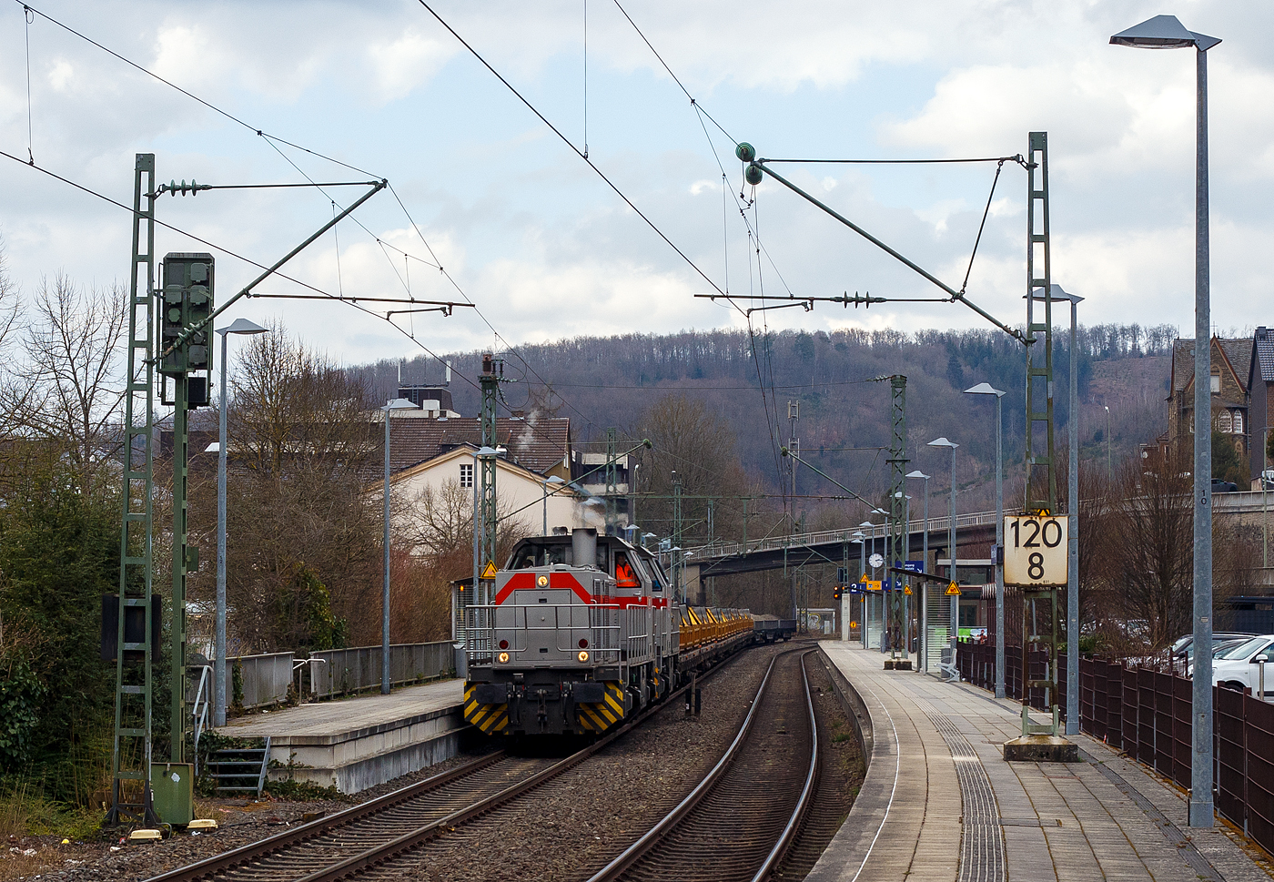 Die beiden Vossloh G 1000 BB der KAF Falkenhahn Bau AG fahren in Doppeltraktion am 14 März 2025 mit einem Bauzug/Schotterzug, bestehend aus KAF Kippwagen MK 45 DH „LW-Kipper“ der Gattung Rlps und am Zugende Flachwagen der Gattung Gattung Slmns1, durch den Bahnhof Kirchen/Sieg in Richtung Köln. Vorne die 271 022-6 „Charlotte“ (92 80 1271 022-6 D-KAF), ex MRCE bzw. ex HGK DH 49 und dahinter die 271 006-9 „Julius“ (92 80 1271 006-9 D-KAF)

Nochmals einen lieben Gruß an das nette Lokpersonal zurück. 

Die 271 022-6 „Charlotte“ wurde 2005 von Vossloh in Kiel unter der Fabriknummer 5001568 gebaut. Zum 01.01.2021 wurde sie an die KAF Falkenhahn Bau AG verkauft.

Die 271 006-9 „Julius“ wurde 2016 von Vossloh in Kiel unter der Fabriknummer 5602198 gebaut und an die Vossloh Locomotives GmbH als 92 80 1271 006-9 D-VL geliefert und war bis 2020 als Mietlok unterwegs. Im Jahr 2020 wurde sie dann an die KAF verkauft.