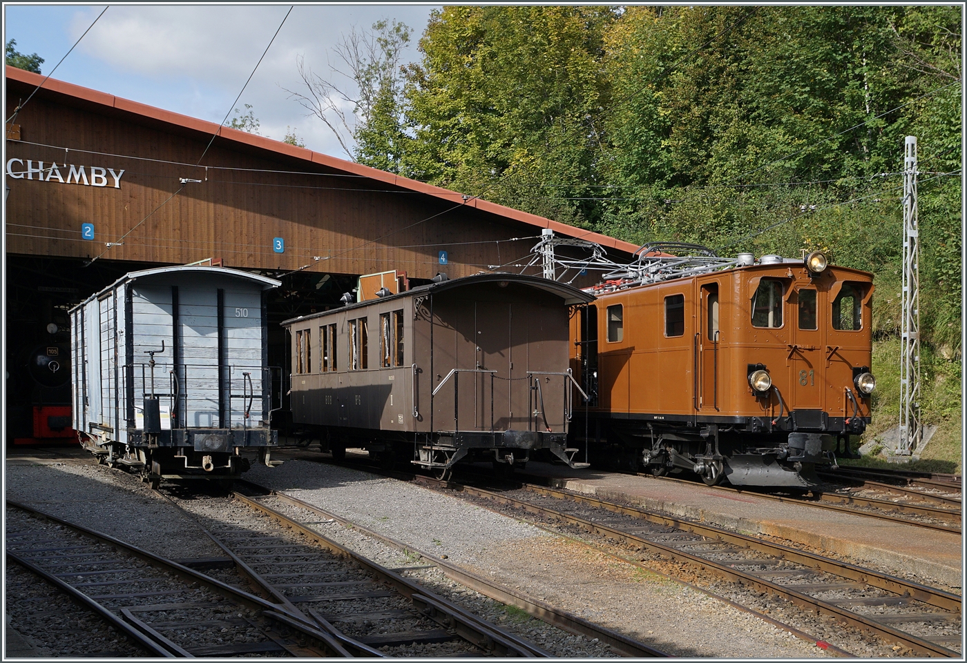 Die Bernina Bahn Ge 4/4 81 steht (fast wie bei einer Lokparade) mit zwei Wagen vor dem Dépôt in Chaulin. 

30. Sept. 2023