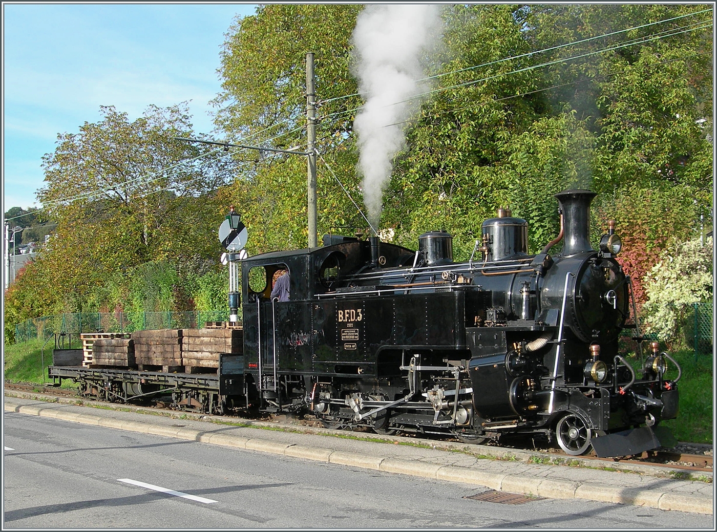 Die BFD HG 3/4 N° 3 der Blonay-Chamby Bahn rangiert in Blonay einen MOB Flachwagen (wohl ebenfalls B-C), welcher dem letzten Dampfzug nach Chaulin beigegeben wird.

13. Oktober 2024