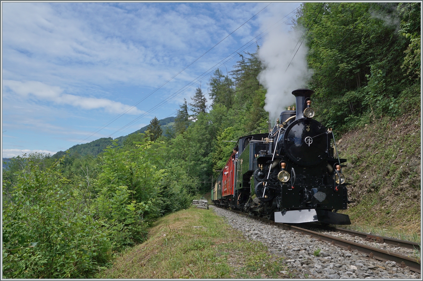 Die Blonay-Chamby BFD HG 3/4 N° 3 ist mit einem Reisezug zwischen Chaulin und Cahmby unterwegs.

6. Juni 2022