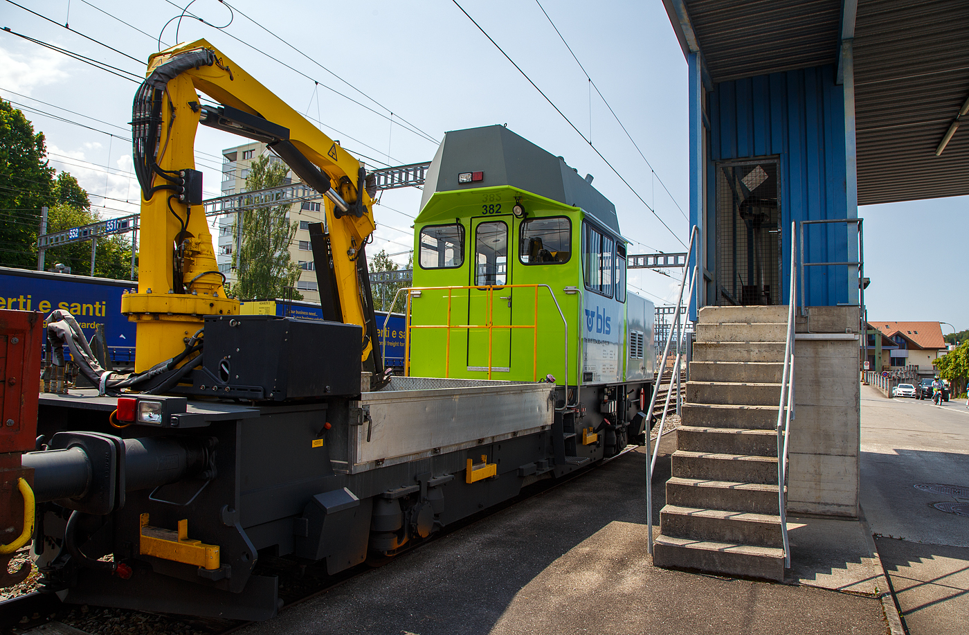 Die BLS „Ameise Lena Alina“ bzw. der Bautraktor Tm 234 382-0 (Tm 98 85 5234 382-0  CH-BLSN) der BLS Netz AG ist am 28.05. 2023 beim Bahnhof Spiez abgestellt.

Der Tm 234 «Ameise» ist ein zweiachsiger Bautraktor der Schweizerischen Bundesbahnen (SBB) und einiger Privatbahnen, wie hier der BLS. Er wurde ab 1997 vom Konsortium Stadler Rail / Bombardier Transportation / Winpro / ADtranz hergestellt. Die letzte Serie wurde von der Stadler Winterthur AG (ehemals Winpro AG) gebaut und 2007 ausgeliefert. Insgesamt wurden ein Prototyp und 132 Serienfahrzeuge gebaut. 

Technik:
Der Hauptmotor ein 12-Zylinder-MTU-Dieselmotor entwickelt eine Leistung von 550 kW, welche er über ein Hydrostatiksystem auf vier Fahrmotoren abgibt. Für die Arbeiten an den Bahnanlagen besitzen die BLS Fahrzeuge einen Palfinger PK 9501Ladekran (bei Tm 234 384 einen Kran mit Korb PKR 090). SBB Fahrzeuge haben meist einen Palfinger PK 9001).

Die maximale Anfahrzugkraft liegt bei 81 kN. Der Traktor kann über eine Funkfernbedienung rangiert werden ( Arbeitsbetrieb ). Es gibt drei verschiedene Betriebsarten: Streckenbetrieb (Höchstgeschwindigkeit 80 km/h); Arbeitsbetrieb (ca. 27 km/h); Kranbetrieb (ca. 5 km/h). Die maximale Zuladung von Material auf der Ladebrücke beträgt 7 Tonnen. Zur Unterstützung und Beleuchtung ist eine Notstromgruppe mit einer Leistung von 15 kW montiert. 

Sämtliche Traktoren sind mit einem Schraubenkompressor mit einer Fördermenge von 800 l/min bei einem maximalen Druck von 10 bar ausgerüstet. 

Weitere Technische Merkmale:
Diesel-Russpartikelfilter Mobiclean S Typ FS 9/400, sowie Katalysator SCR-System zu Mobiclean (Abgasreinigungsanlage zur Reduktion von Stickoxide) aus Platzgründen im Dachaufbau untergebracht.
Kranbedienung und Fahrzeugverschiebung mittels Kran-Funkfernsteuerung
Fahrzeug ist mit 2 Führerpulten ausgerüstet und kann somit auch für Rangierfahrten verwendet werden
Der stufenlos arbeitende Hydrostatik-Antrieb verfügt über sehr gute Langsamfahreigenschaften und bietet volle Zugkraft ab v > 1 km/h, andererseits erlaubt er Geschwindigkeiten bis 80 km/h

TECHNISCHE DATEN:
Spurweite: 1.435 mm
Anzahl der Achsen: 2  (Einzelantrieb alle vier Räder)
Achsabstand: 6.000 mm
Raddurchmesser:  800 mm (neu) / 730 mm (abgenutzt)
Länge über Puffer : 11.220 mm
max. Breite: 2.830 mm
max. Höhe:  4.511 mm
Kleinster befahrbarer Gleisbogen: 80 m
Dienstgewicht:  30 t
Zuladung: 7 t
Dieselmotorleistung: ca. 550 kW (bei 2100 U/min.)
Höchstgeschwindigkeit: 80 km/h (Streckenfahrt) / 100 km/h (geschleppt)
Klotzbremseinheiten: 4 Stück  (3 davon mit integrierten Federspeichern)
Kolbenkompressor:  670 l/min bei 10 bar (effektives Schöpfvolumen)
Hauptluftbehälter: 800 l
nutzbarer Inhalt Treibstofftank: 650 l

