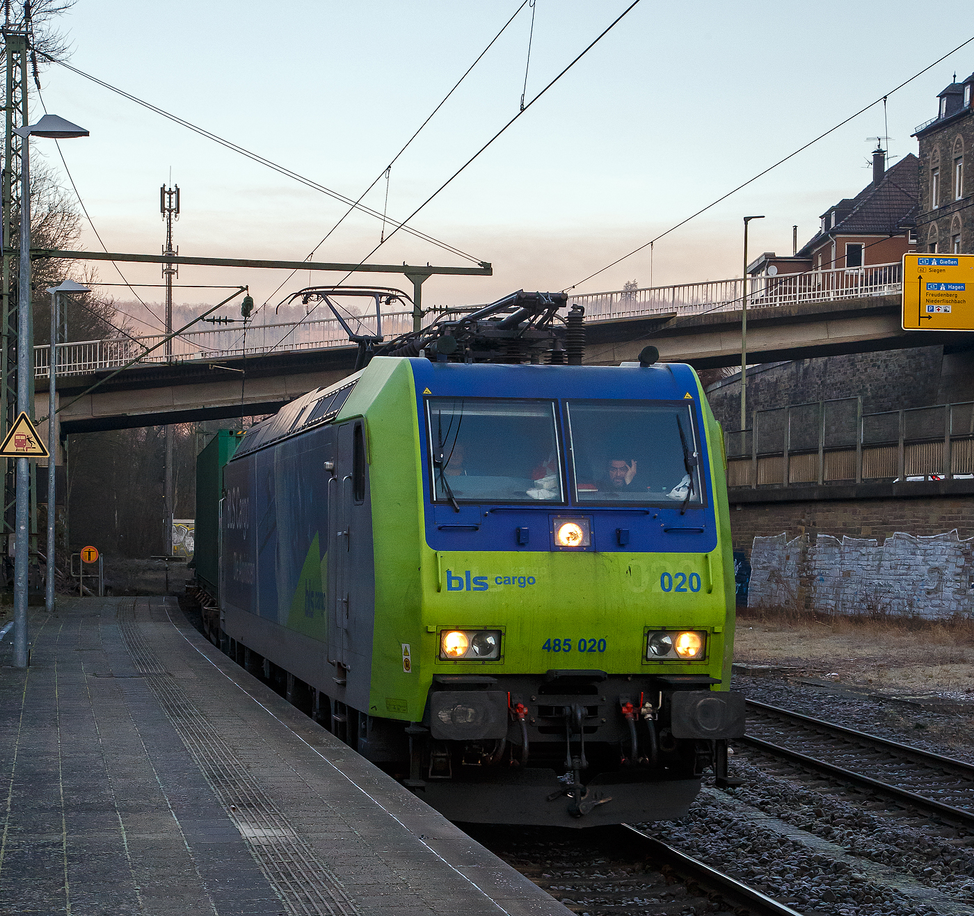 Die BLS Cargo 020 - Re 485 020-2 (91 85 4485 020-2 CH-BLSC) f�hrt am 12.01.2022 mit einem GTS - Container-Zug durch Kirchen/Sieg in Richtung K�ln.

Die TRAXX F140 AC1 wurde 2004 von  Bombardier in Kassel unter der Fabriknummer 33696 gebaut und an die BLS Cargo geliefert. Die Loks sind f�r die Schweiz und Deutschland zugelassen.

