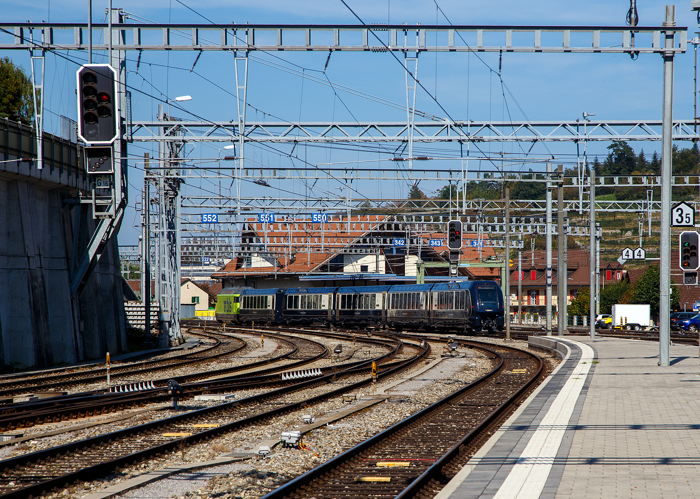 Die BLS Re 465 012 (91 85 4 465 012-3 CH-BLS) verl�sst am 11 September 2023, mit dem GoldenPass Express (GPX) von Interlaken Ost via Zweisimmen nach Montreux, den Bahnhof Spiez.

Noch sind es hier, mit dem Interfacewagen (Bsi) direkt hinter der BLS Re 465 012, f�nf Wagen. F�r 2023/24 sind im MOB GoldenPass Express (GPX) noch ein 2. Klasse Niederflurwagen (BsNF 271 – 274) eingeplant, die wohl noch nicht geliefert wurden.
