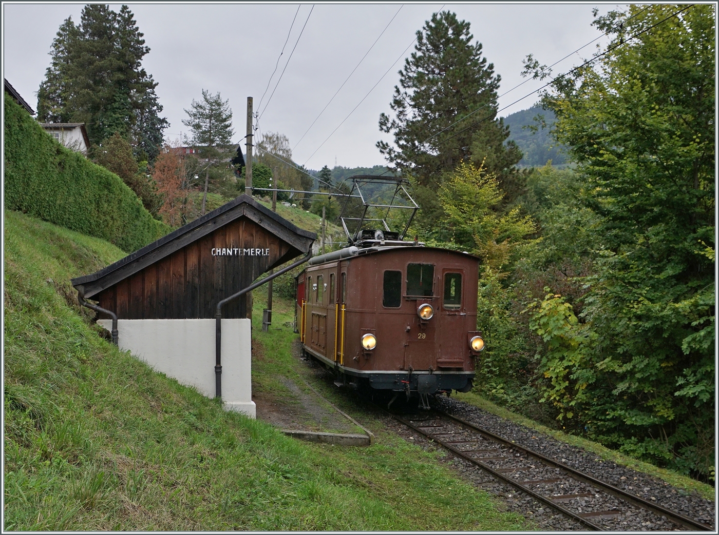 Die BOB HGe 3/3 N° 29 ist bei Chantemerle auf der Fahrt von Chaulin nach Blonay. 

1. Oktober 2022