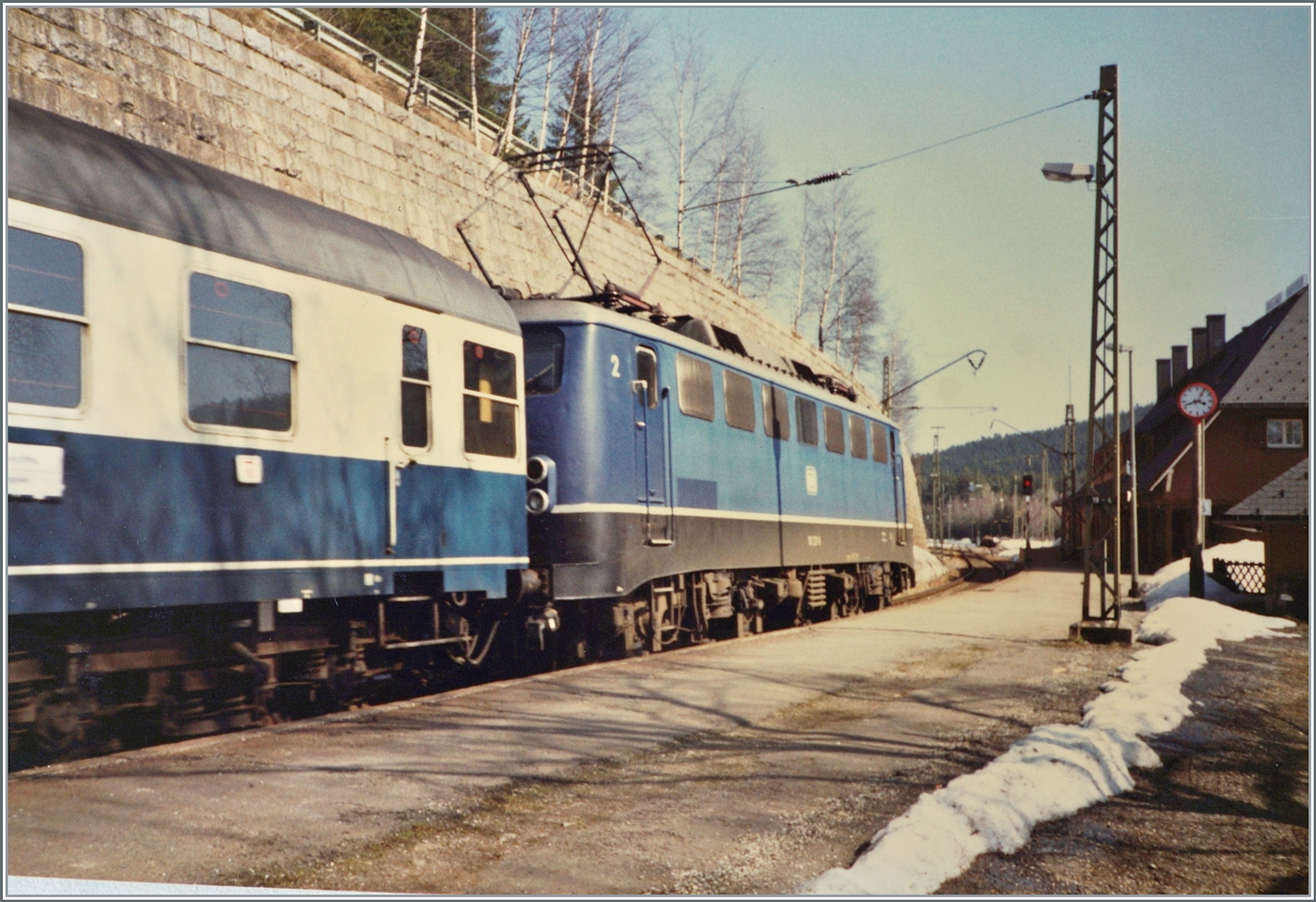 Die DB 110 221-9 hat mit ihrem FD 703 von Münter (Westfallen) kommend den Zielbahnhof Seebrugg erreicht. Da Seebrugg nur über einen Bahnsteig verfügt und die Rückleistung als FD 702 erst am Folgetag erfolgt, wird der Zug in der relativ grossen Abstellanlage des Bahnhof abgestellt. 

Analogbild vom April 1988
