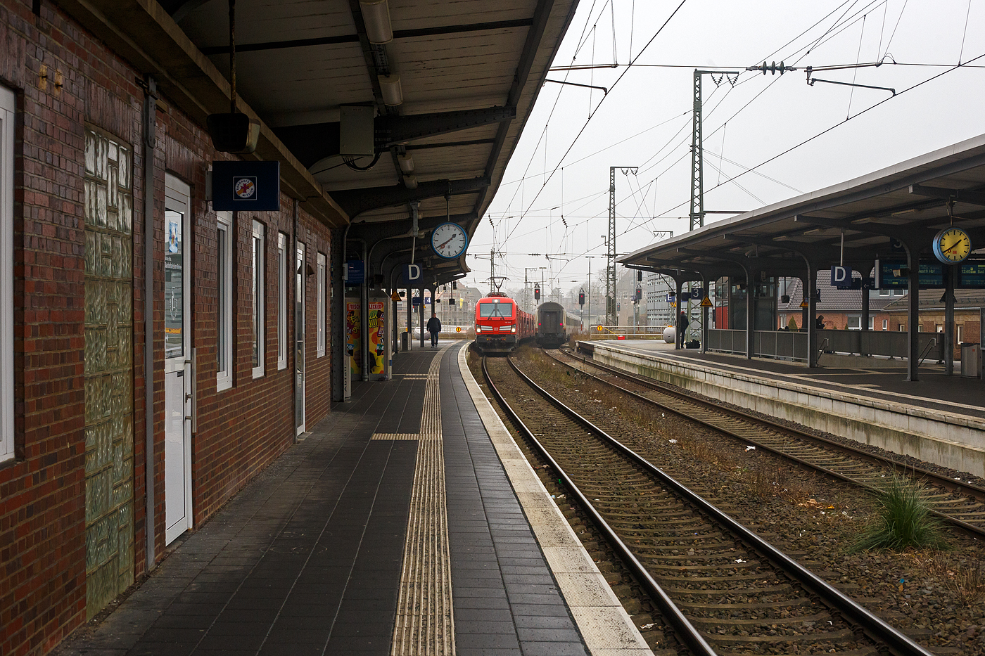 Die DB 193 040 (91 80 6193 040-3 D-DB) eine SIEMENS Vectron MS der DB Cargo AG fährt am 21 Januar 2025 mit einem leeren Autotransportzug (von Emden kommend) durch den Bahnhof Rheine in Richtung Süden.