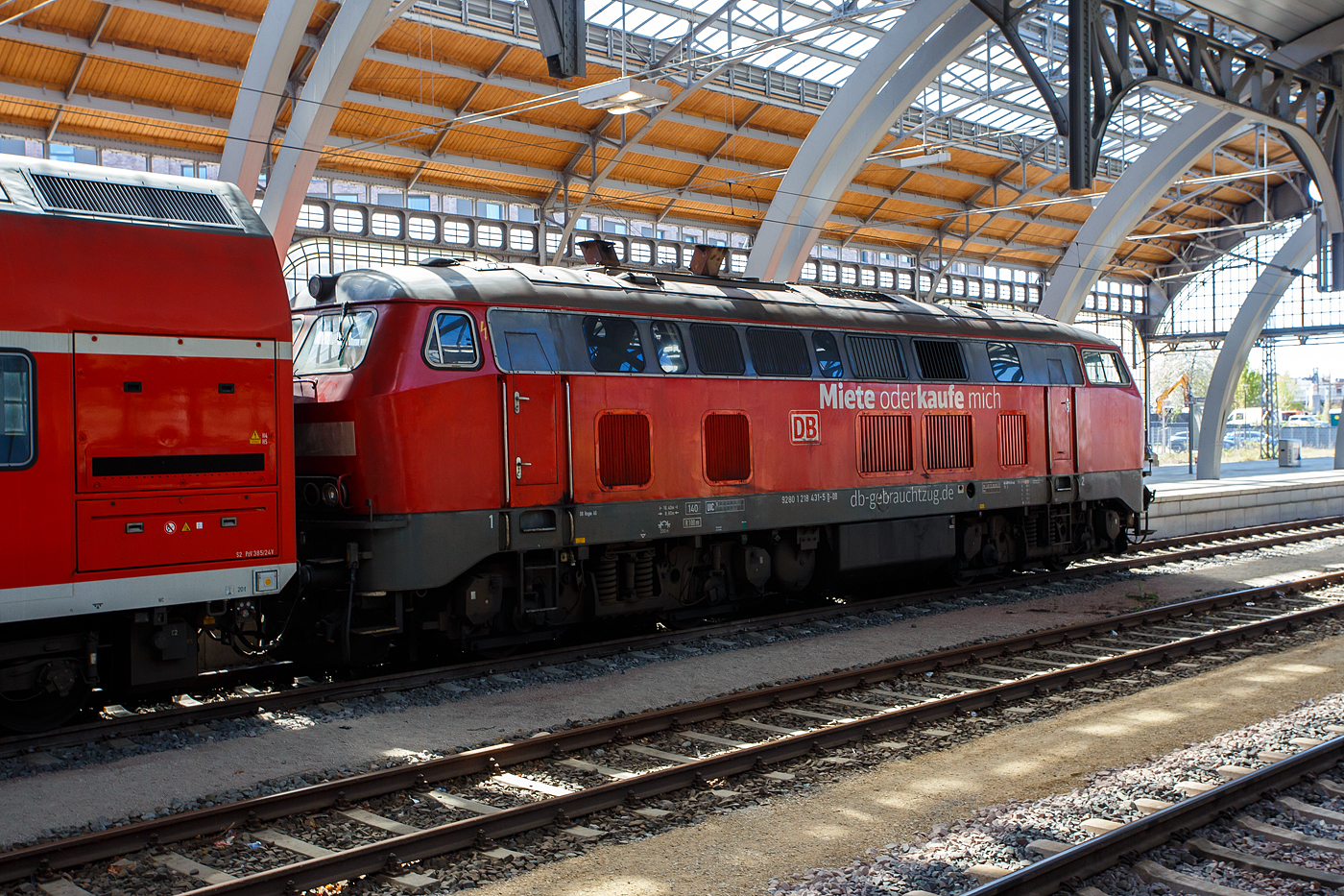 Die DB 218 431-5 (92 80 1218 431-5 D-DB) der DB Regio AG / DB Gebrauchtzug steht am 21 April 2026, mit dem RE 2 von L�beck Hbf nach Bad Kleinen, im Hauptbahnhof L�beck bereit.

Die V 164 wurde 1978 von der Friedrich Krupp AG in Essen unter der Fabriknummer 5397 gebaut und als 218 431-5 an die Deutsche Bundesbahn geliefert.