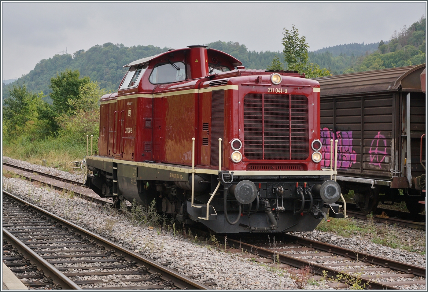 Die Diesellok 211 041-9 (92 80 1211 041-9 D-NeSA) ist mir ihrem Zug in Weizen angekommen und rangiert nun um sp�ter nach Zollhaus Blumberg zur�ck zu fahren. im Hintergrund zwei ex SBB HBIS G�terwagen, die jetzt der  Wutachtalbahn (WTB) geh�ren. Ohnehin ist die Schweiz nur einen Steinwurf von hier entfernt. 

27. August 2022 
