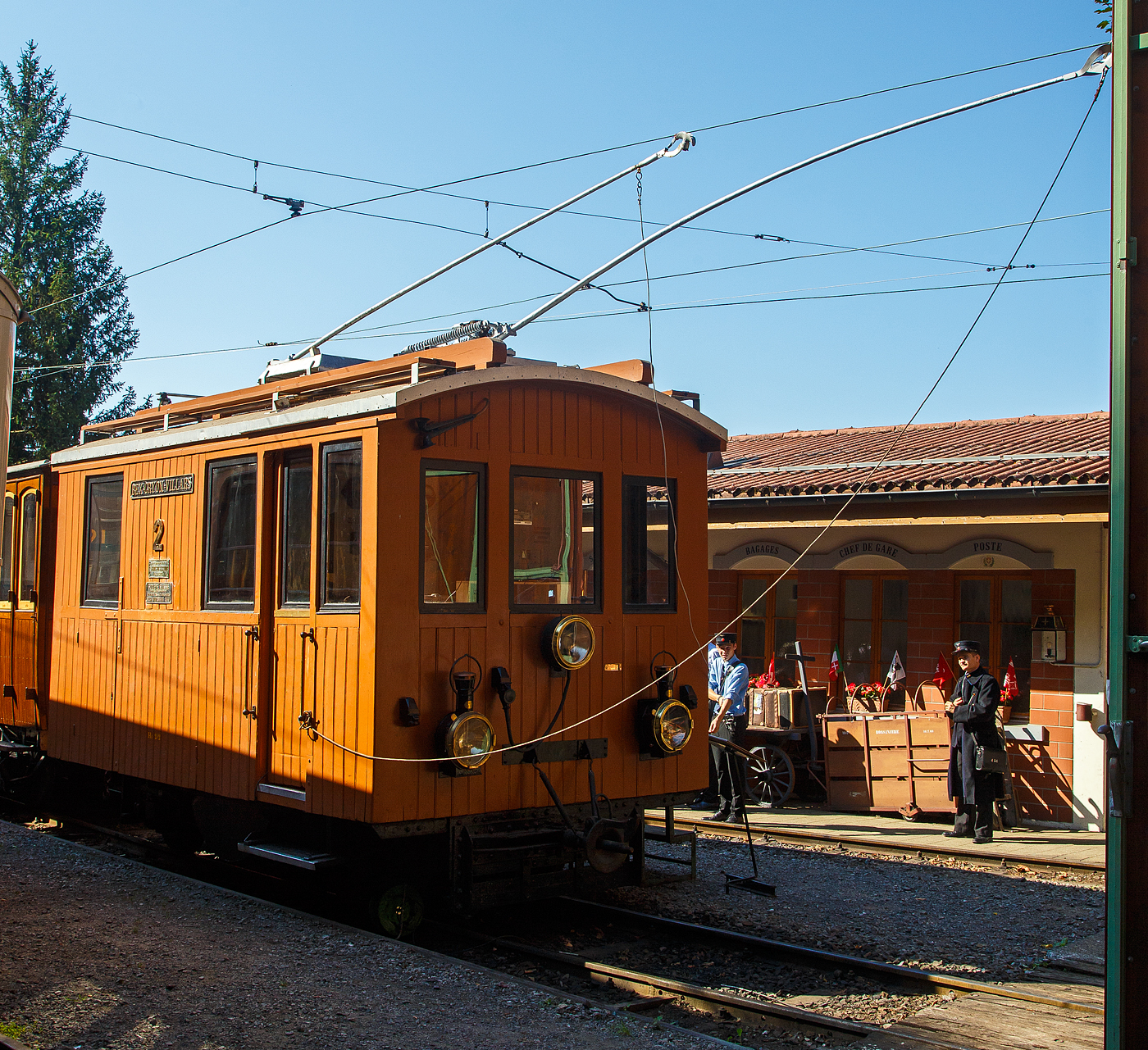 Die elektrische reine Zahnradlokomotive BGV He 2/2 2, später BVB He 2/2 2  La Grisette  der Museumsbahn Blonay–Chamby am 09 September 2023 im Museum Chaulin. Sie war eine der Highlights von der Veranstaltung an dem Wochenende welches zum 125 Jahre Jubiläum der BVB unter dem Motto  Le Chablais en fête  stand. Mit ihrem Alter von 124 ist sie die älteste erhaltene Lok der BVB (ex BGV) und passte so bestens als Ausstellungsexponat.

Die Gleichstrom-Zahnradelektrolok wurde 1899 von der Schweizerischen Lokomotiv- und Maschinenfabrik (SLM) in Winterthur unter der Fabriknummer 1196 gebaut, der elektrische Teil ist von der CIE (Compagnie de l'industrie électrique, ab 1902 CIEM - Compagnie de l’industrie électrique et mécanique und ab 1918 Société Anonyme des Ateliers de Sécheron). Die Lieferung erfolgte an die Chemin de fer électrique Bex–Gryon–Villars (BGV), ab 1905 Chemin de fer Bex–Gryon–Villars–Chesières (BGVC), im Jahr 1942 fusionierten die BGVC mit der VB zur BVB. Im Jahre 1999 fusionierte die BVB mit der Chemin der fer Aigle–Ollon–Monthey–Champéry (AOMC), der Chemin de fer Aigle–Leysin (AL) und der Chemin de fer Aigle–Sépey–Diablerets (ASD) zu den Transports Publics du Chablais (TPC). Mit der Gründung der TPC konnten die vorher zum Teil von der Einstellung bedrohten Schmalspurbahnen ihre Mittel zusammenlegen und ihr Angebot vereinheitlichen.

Die Lok erhielt 1920 einen neuen Lokomotivkasten und war so bis 1985 bei der BVG, insbesondere für den Schneepflugdienst, in Betrieb. Den Spitznamen „la Grisette“ erhielt sie, weil sie ursprünglich eine graue Lackierung trug. Später ging sie an den Verein B.V.B. Promotion, der sie 1997 nicht betriebsfähig restaurierte, im Oktober 2011 ging sie dann an die Museumsbahn Blonay–Chamby und war bis 2014 in einer Lagerhalle abgestellt. Da die SLM He 2/2 elektrische Lokomotiven mit reinen Zahnradantrieb sind und so keinen Adhäsionsantrieb besitzen, können sie sich also nur in einem mit Zahnstange versehenen Gleis fortbewegen, so bleibt die BVB He 2/2 2  La Grisette  bei der BC wohl eine reines Ausstellungsexponat.

Die SLM He 2/2 sind elektrische Lokomotiven mit Zahnradantrieb, die von der Schweizerischen Lokomotiv- und Maschinenfabrik (SLM) gebaut und mit Drehstrom- oder Gleichstrom-Ausrüstungen verschiedener Hersteller wie Alioth, BBC, CIE, MFO und Rieter versehen wurden. He 2/2 wurden von 1898 bis 1957 in den Spurweiten 800, 1.000 und 1.435 mm hergestellt. Sie weisen keinen Adhäsionsantrieb auf, können sich also nur in einem mit Zahnstange versehenen Gleis fortbewegen.

Bei Lokomotiven der Bex-Villars-Bretaye-Bahn (BVB) und zwei Triebzahnrädern handelt es sich um reine Zahnradlokomotiven. Die beiden Triebzahnräder, für das Zahnstangensystem Abt sind nicht auf den Laufachsen angebracht, sondern unmittelbar neben der Laufachsen gegen die Fahrzeugmitte. Der mechanische Teil stammt von der Schweizerischen Lokomotiv- und Maschinenfabrik (SLM) in Winterthur.

Die 5.000 mm langen Lokomotiven mit einem Dienstgewicht von rund 14,8 t verkehren mit ihren 2 x 81 kW = 162 kW (220 PS) Leistung auf Neigungen bis zu 200 ‰. Sie erreichen dabei bei der Bergfahrt eine Geschwindigkeit von rund 10 km/h, bei Talfahrt war die Geschwindigkeit aus Sicherheitsgründen auf maximal 7,5 km/h limitiert.

TECHNISCH DATEN:
Baujahr: 1899
Nummerierung: 1 und 2 (später noch 3 und 4 von der MC)
Spurweite: 1.000 mm
Achsfolge: 1zz1
Zahnradsystem:  Abt
Länge über Puffer : 5.000 mm
Länge Lokkasten: 4.250 mm 
Breite: 2.500 mm
Achsstand: 2.270 mm 
Zahnradabstand: 930 mm 
(720 – 930 – 520 mm)
Zahnradteilkreis-Ø: 573 mm
Dienstgewicht: 14,8  t
Leistung: 2 x 110 kW
Zul. Höchstgeschwindigkeit: 10 km/h (Talfahrt 7,5 km/h)
Übersetzung:  1:7,84
Stromsystem: 700 V DC (Gleichstrom)
Max. Neigung : 200 ‰
