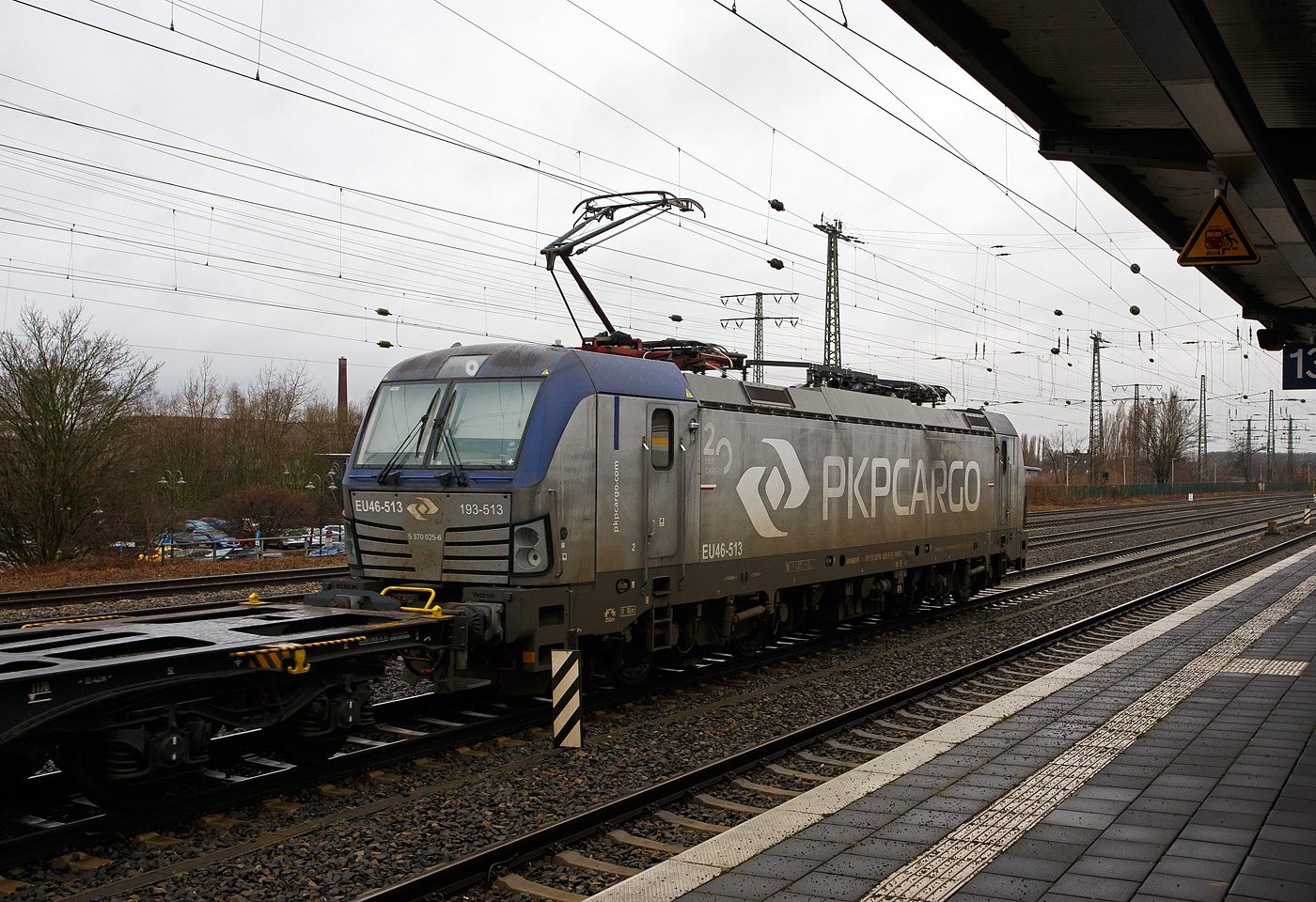 Die EU46-513 / 193-513 / 5 370 025-6  (91 51 5370 025-6 PL-PKPC der PKP Cargo S.A. (Warschau), f�hrt am 14 Februar 2024, mit einem G�terwagen-Leerzug (bestehend aus Containertrag- und Flachwagen), durch den Hbf Hamm (Westfalen) in Richtung Osten.

Die Siemens Vectron MS wurde 2017 von Siemens Mobility GmbH in M�nchen-Allach unter der Fabriknummer  22175 gebaut und an die PKP Cargo S.A. (Warschau) geliefert. Diese Vectron Lokomotive ist als MS – Lokomotive (Mehrsystemlok) mit 6.400 kW konzipiert und in der Version A 10 zugelassen f�r Polen, Deutschland, �sterreich, Ungarn, Tschechien, Slowakei und die Niederlande (PL/D/A/H/CZ/SK/NL), sie hat eine zul. H�chstgeschwindigkeit von 160 km/h.
