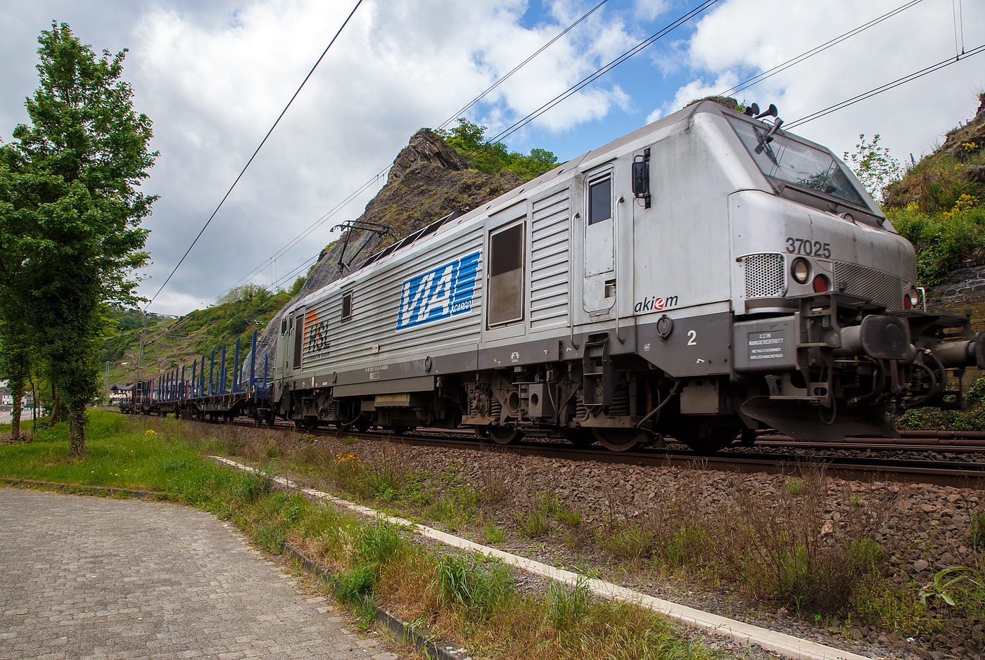 Die für die HSL Logistik GmbH fahrende Akiem 37025 (91 87 0037 025-0 F-AKIEM), ex FRET 4 37025, fährt am 30.04.2018 mit einem Güterzug durch Kobern-Gondorf in Richtung Koblenz. 

Die Mehrsystemlok Alstom Prima EL3U/4 wurde 2004 unter der Fabriknummer FRET T 024 von Alstom gebaut und an die Fret SNCF geliefert. 